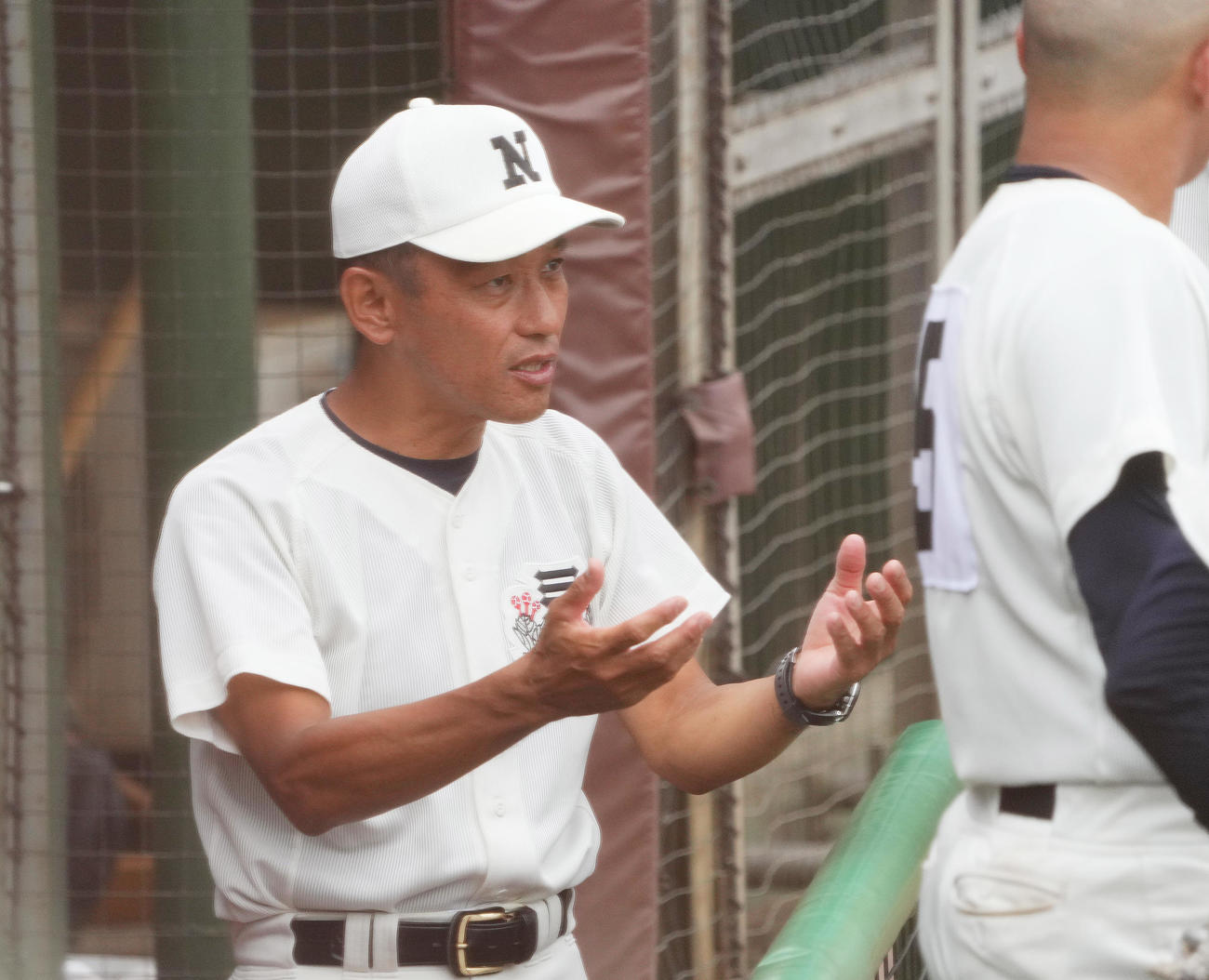 日大三対国士舘　試合前、選手たちに指示を出す日大三・三木監督（撮影・菅敏）
