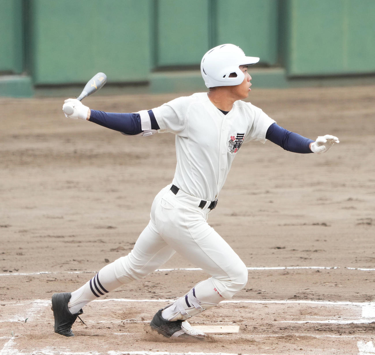 西東京大会日大三対国士舘　1回表日大三2死一、二塁、先制の中適時二塁打を放つ佐々木（撮影・菅敏）
