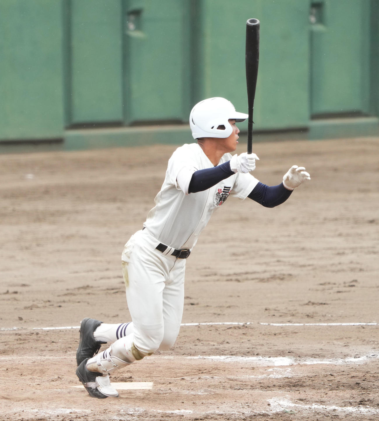 日大三対国士舘　3回表日大三2死二塁、左中間に適時二塁打を放つ佐々木（撮影・菅敏）