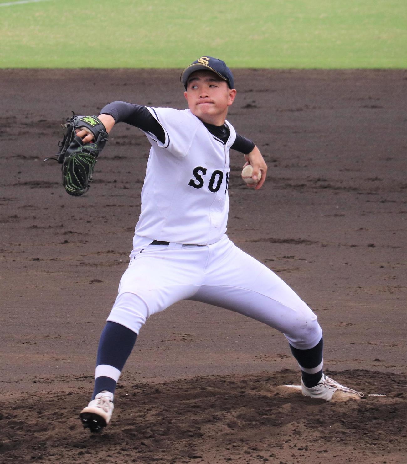 日大高対相洋　先発し力投する相洋・中島（撮影・星夏穂）