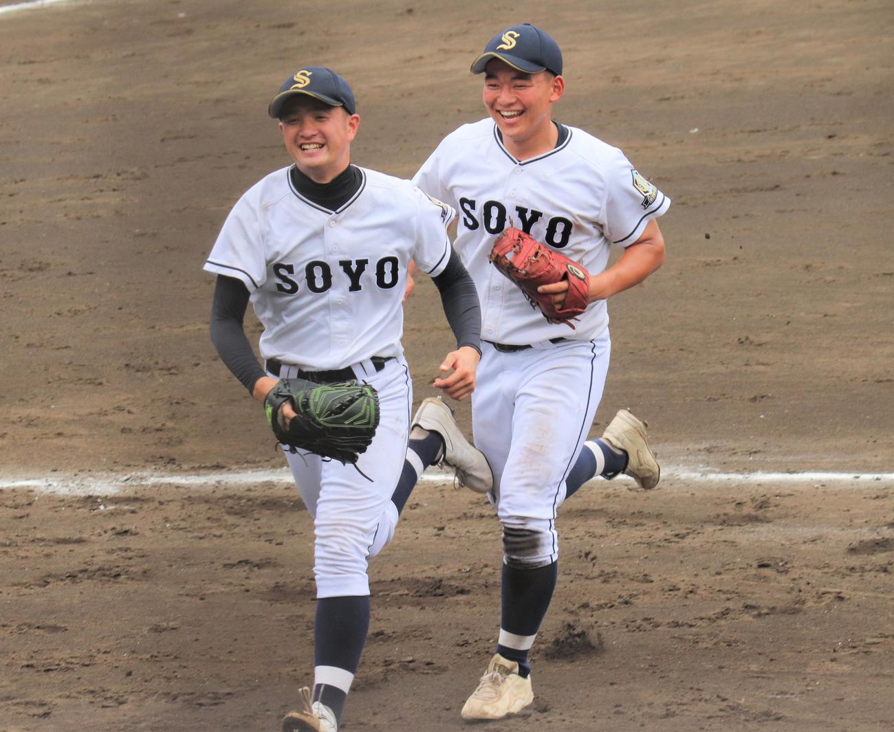 日大高対相洋　先発した相洋・中島は笑顔でベンチへ戻る（撮影・星夏穂）
