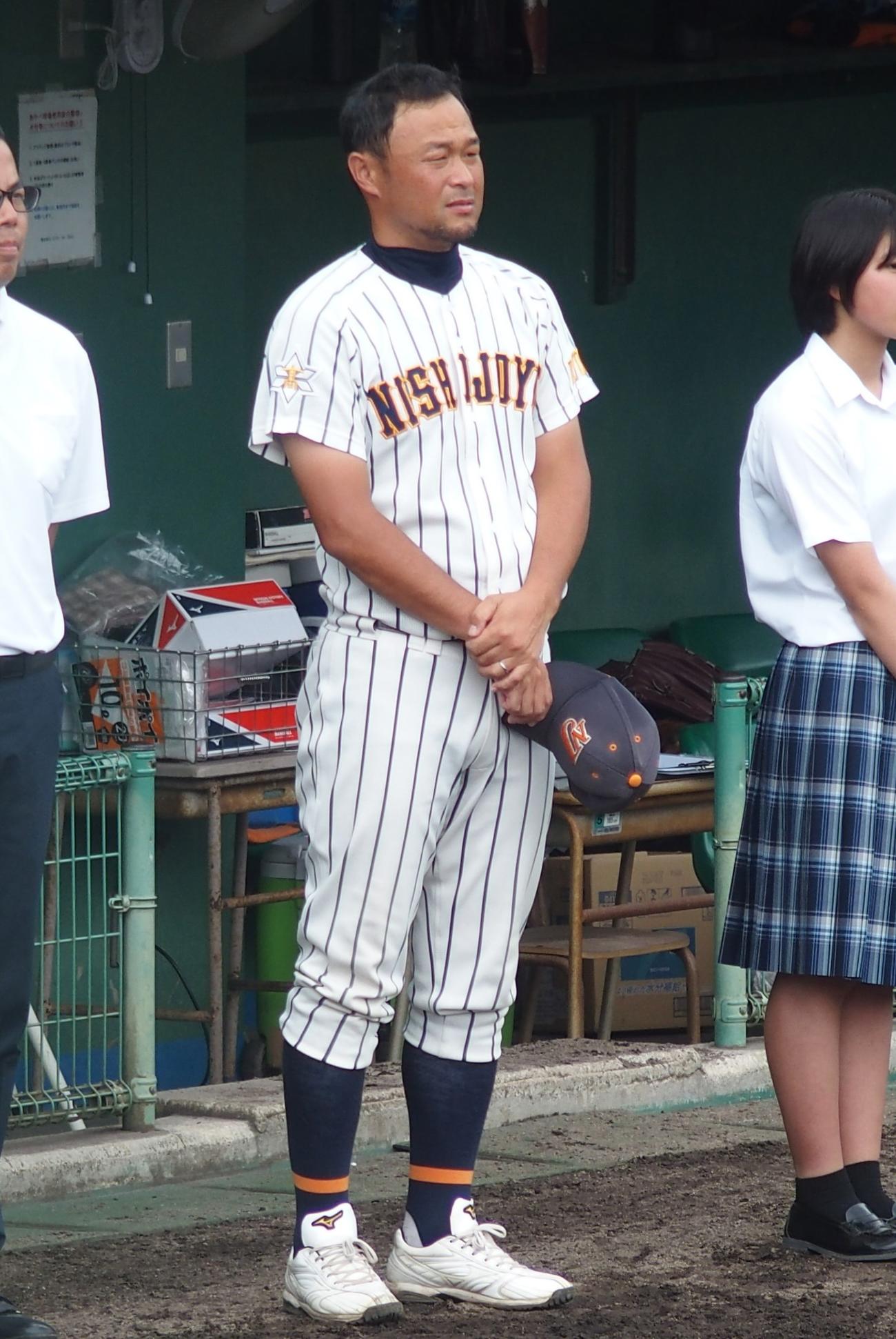 鳥羽対西城陽　試合後に選手を見つめる西城陽・染田監督（撮影・永田淳）