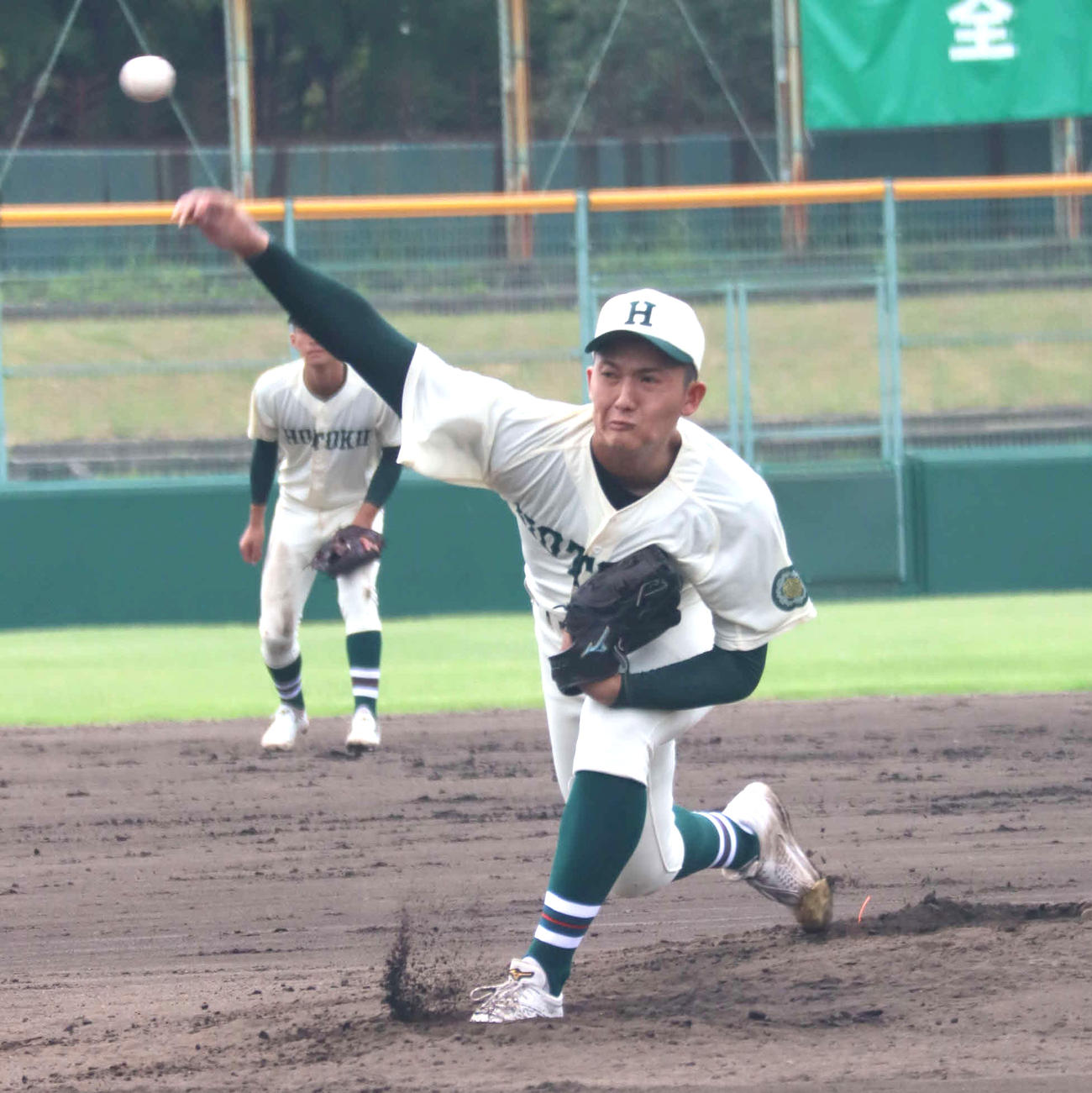 加古川西戦で先発し、3回無失点に抑えた報徳学園の盛田智矢（撮影・村松万里子）