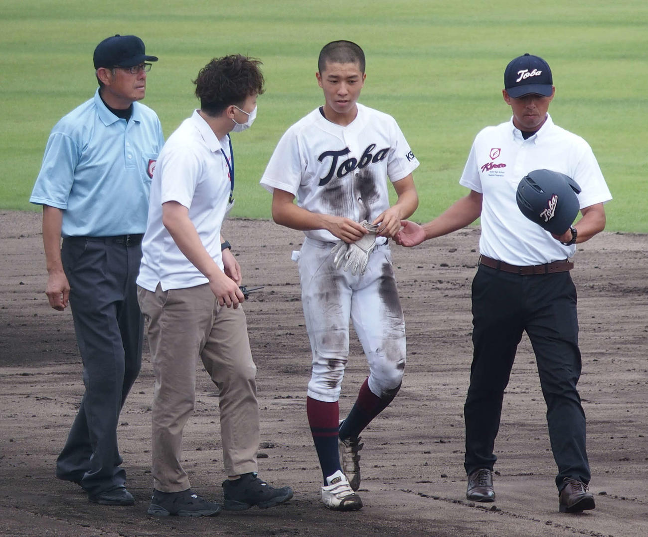 鳥羽対西城陽　二盗時に頭にボールが当たり、ベンチに戻る鳥羽・大堂優人外野手（撮影・永田淳）