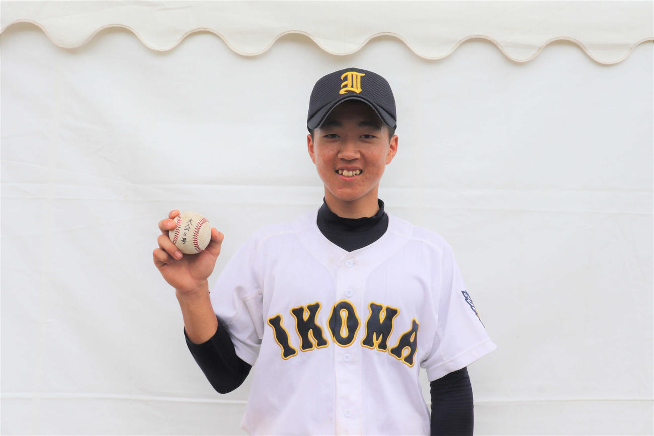 生駒対奈良高専　生駒・本塁打のボールを持ち笑顔の菅田（撮影・松野奈音）