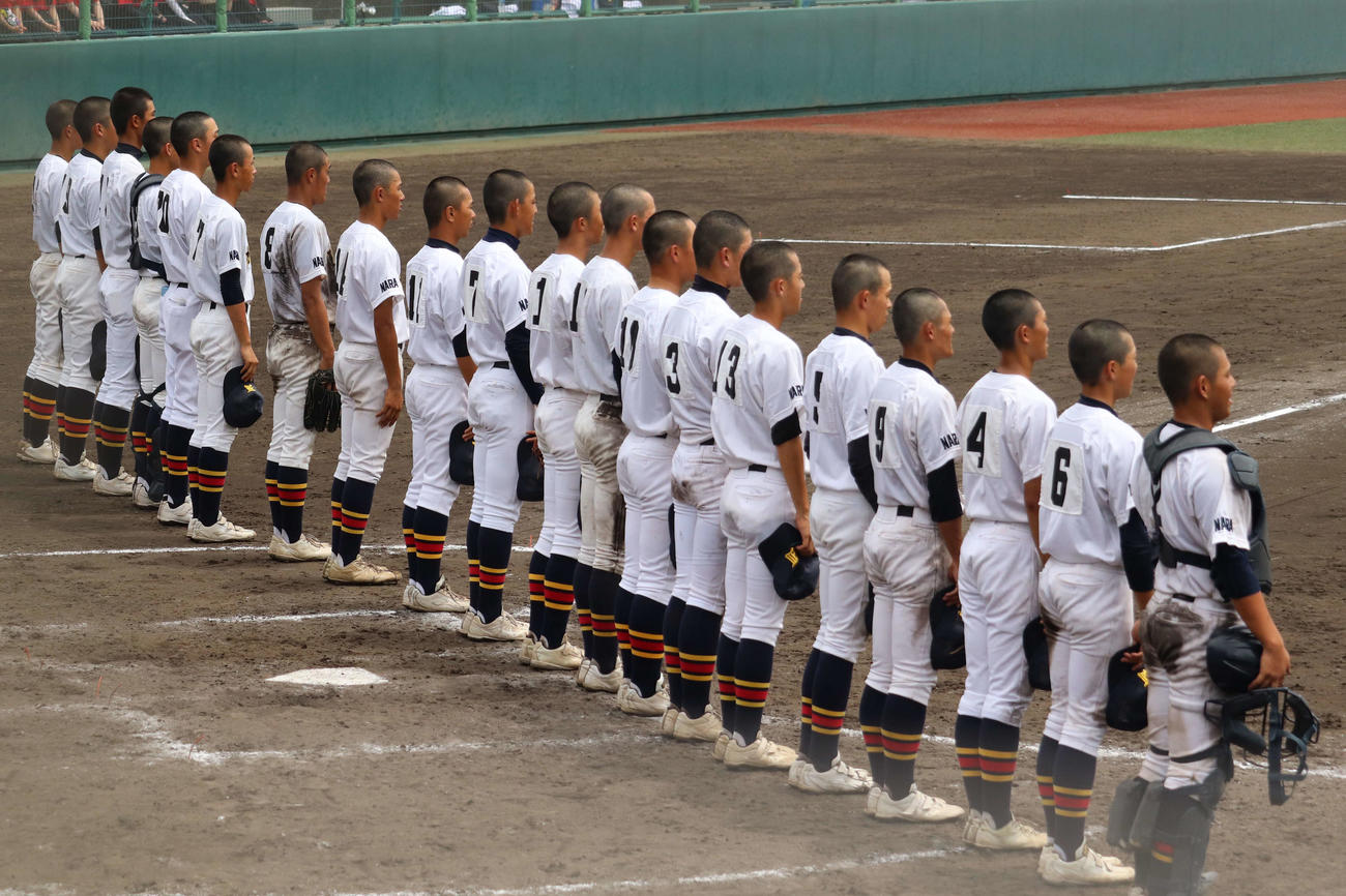 生駒対奈良高専　試合後に整列して校歌斉唱する生駒のメンバーら（撮影・松野奈音）