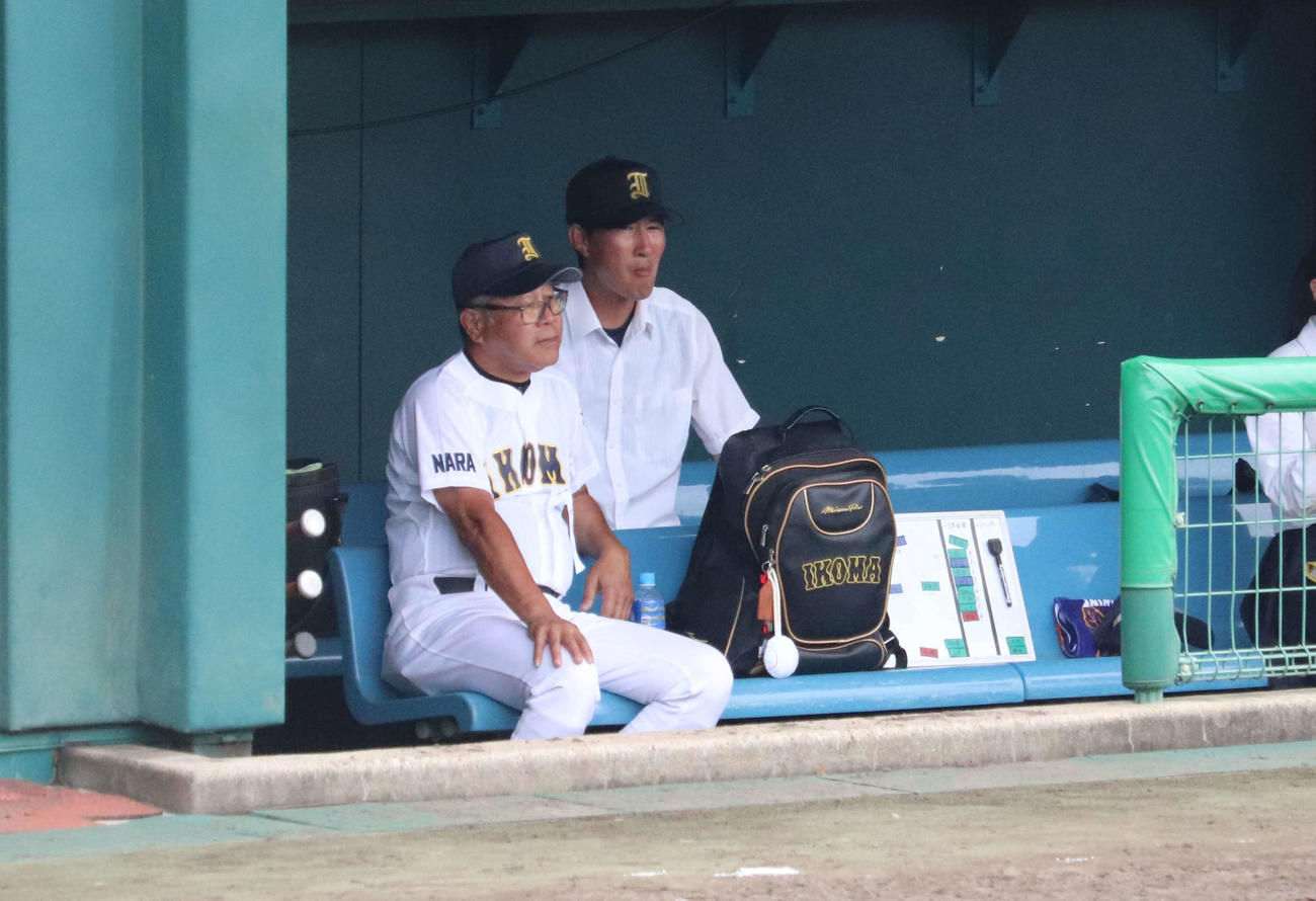 生駒対奈良高専　生駒・試合中に選手らを見つめる北野監督（撮影・松野奈音）
