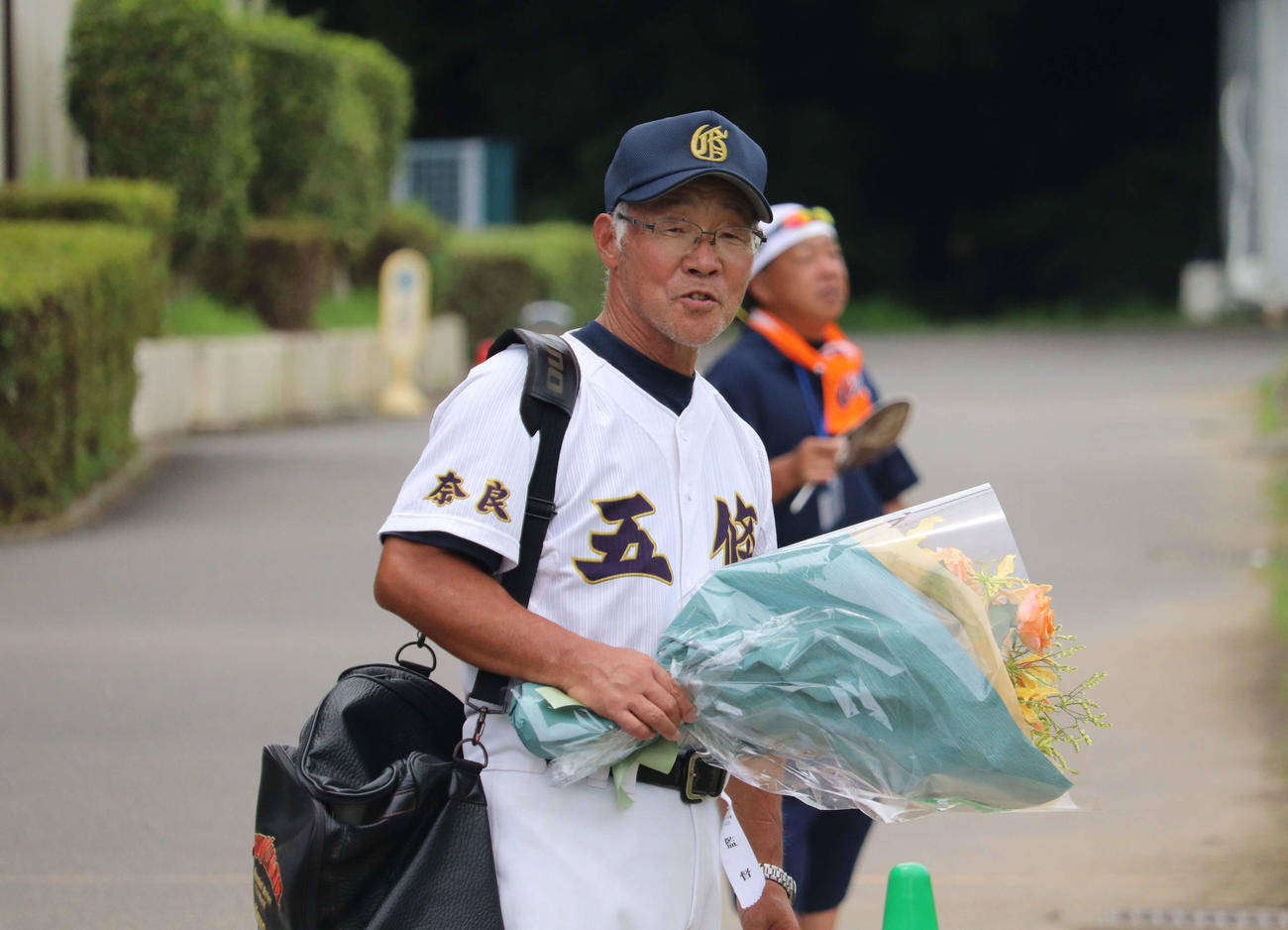 奈良大会　御所実対五條　五條・最後の挨拶を終え花束を持つ松村監督（撮影・松野奈音）