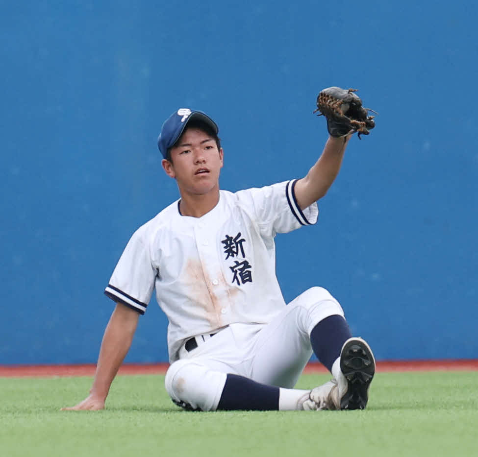桜丘対新宿　7回表桜丘無死満塁、代打志賀の左飛を好捕した野口（撮影・宮地輝）
