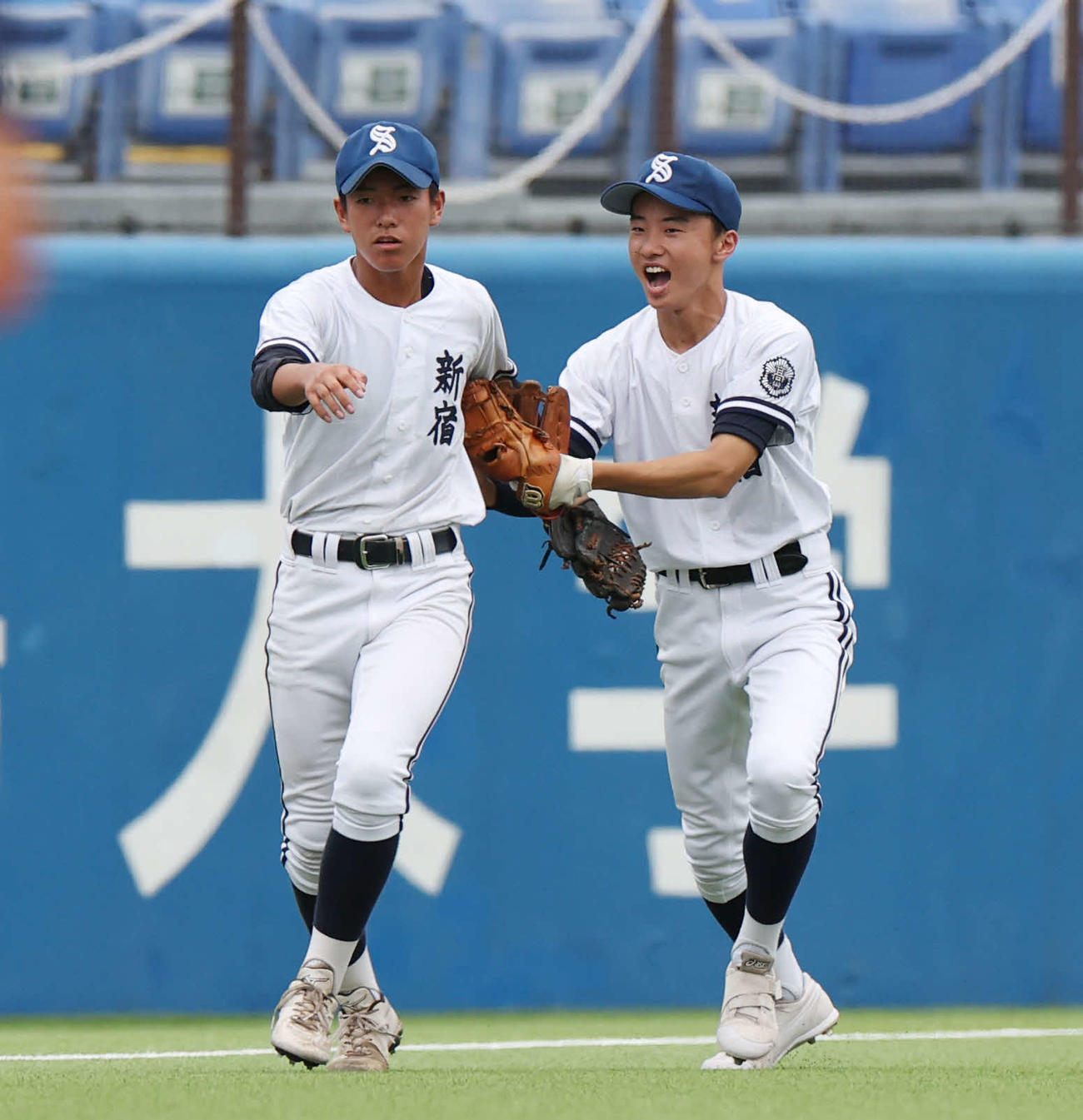 桜丘対新宿　1回表桜丘2死満塁、小山の左飛を好捕し、清水（右）にたたえられる野口（撮影・宮地輝）