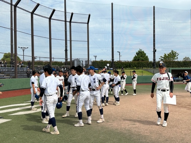 練習試合の後で交流する新宿と富士の選手たち（田久保監督提供）