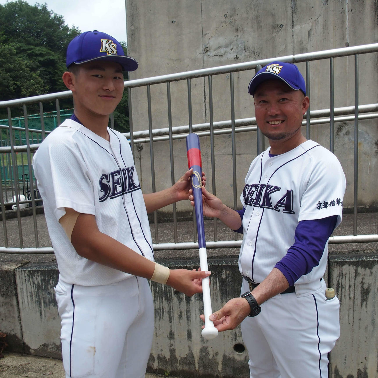 東宇治対京都精華学園　誕生日プレゼントのノックバット手にする京都精華学園・竹内監督（右）と木村主将（撮影・永田淳）