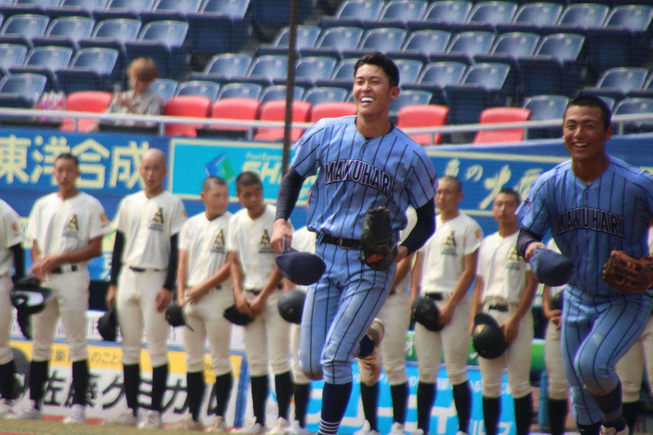 幕張総合ー我孫子東　6安打3失点で完投勝利し、スタンドで笑顔で挨拶に向かう幕張総合、先発の早坂（撮影・保坂淑子）