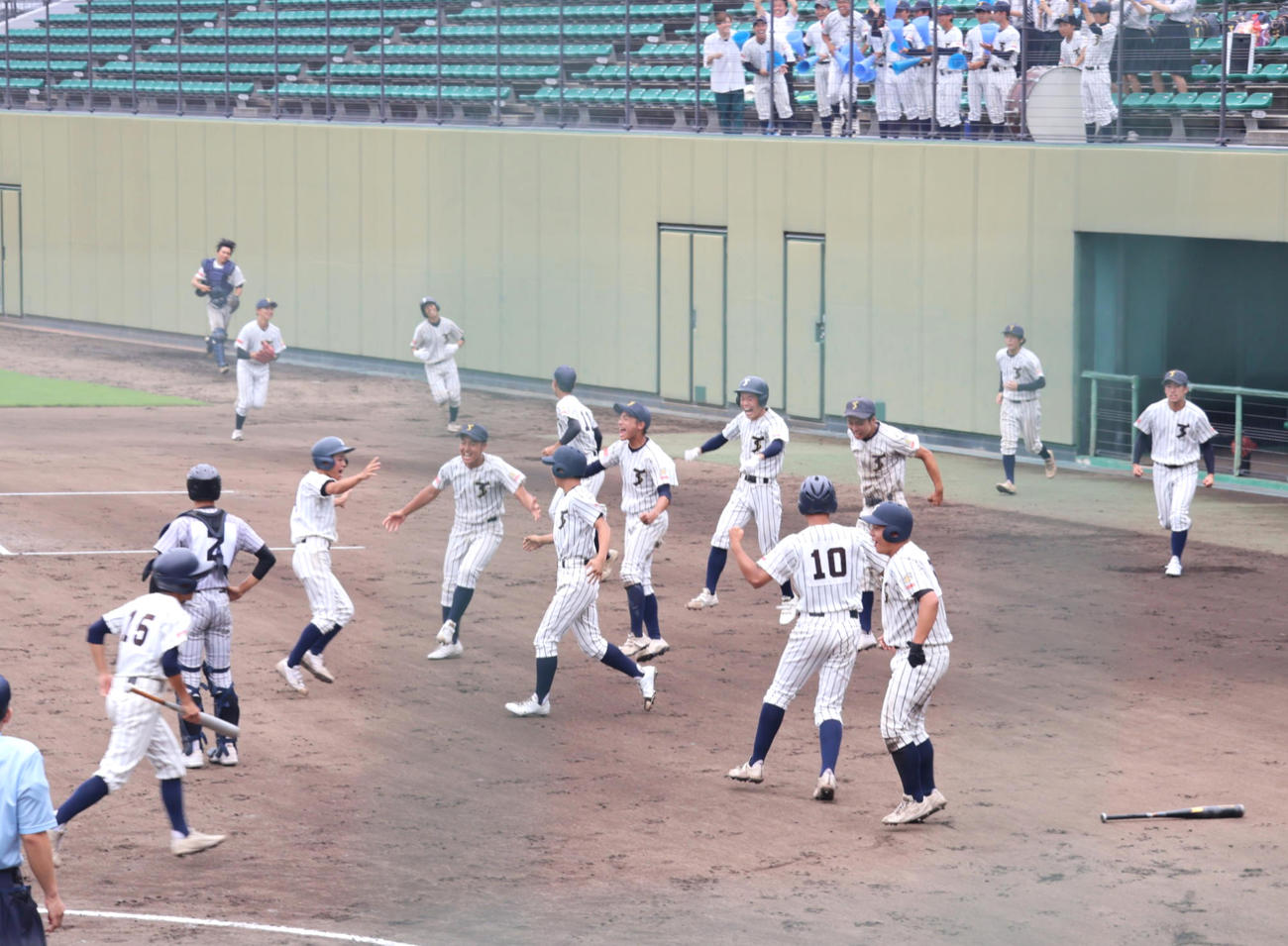 豊岡総合対明石清水　サヨナラ勝ちに喜ぶ豊岡総合ナイン（撮影・原田竣矢）
