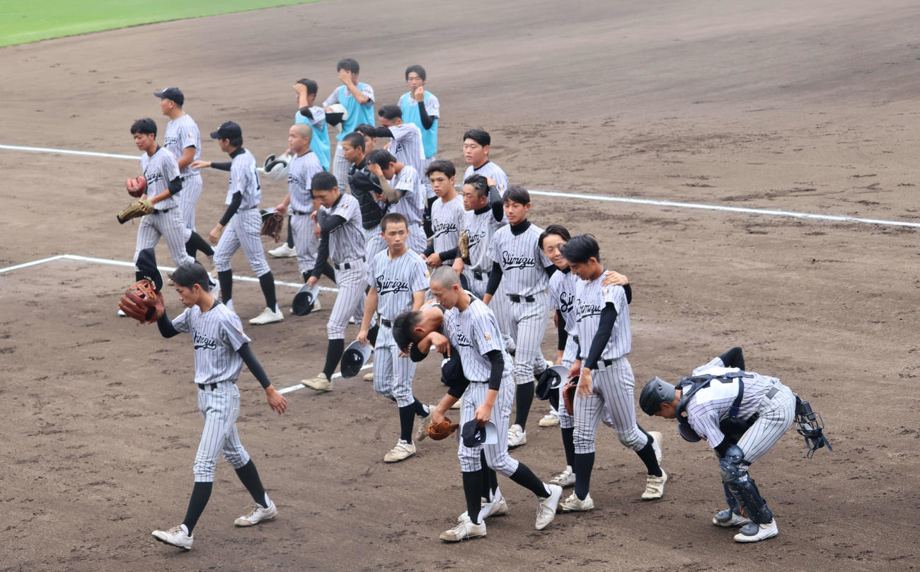 豊岡総合対明石清水　試合に敗れ涙を流す明石清水ナイン（撮影・原田竣矢）