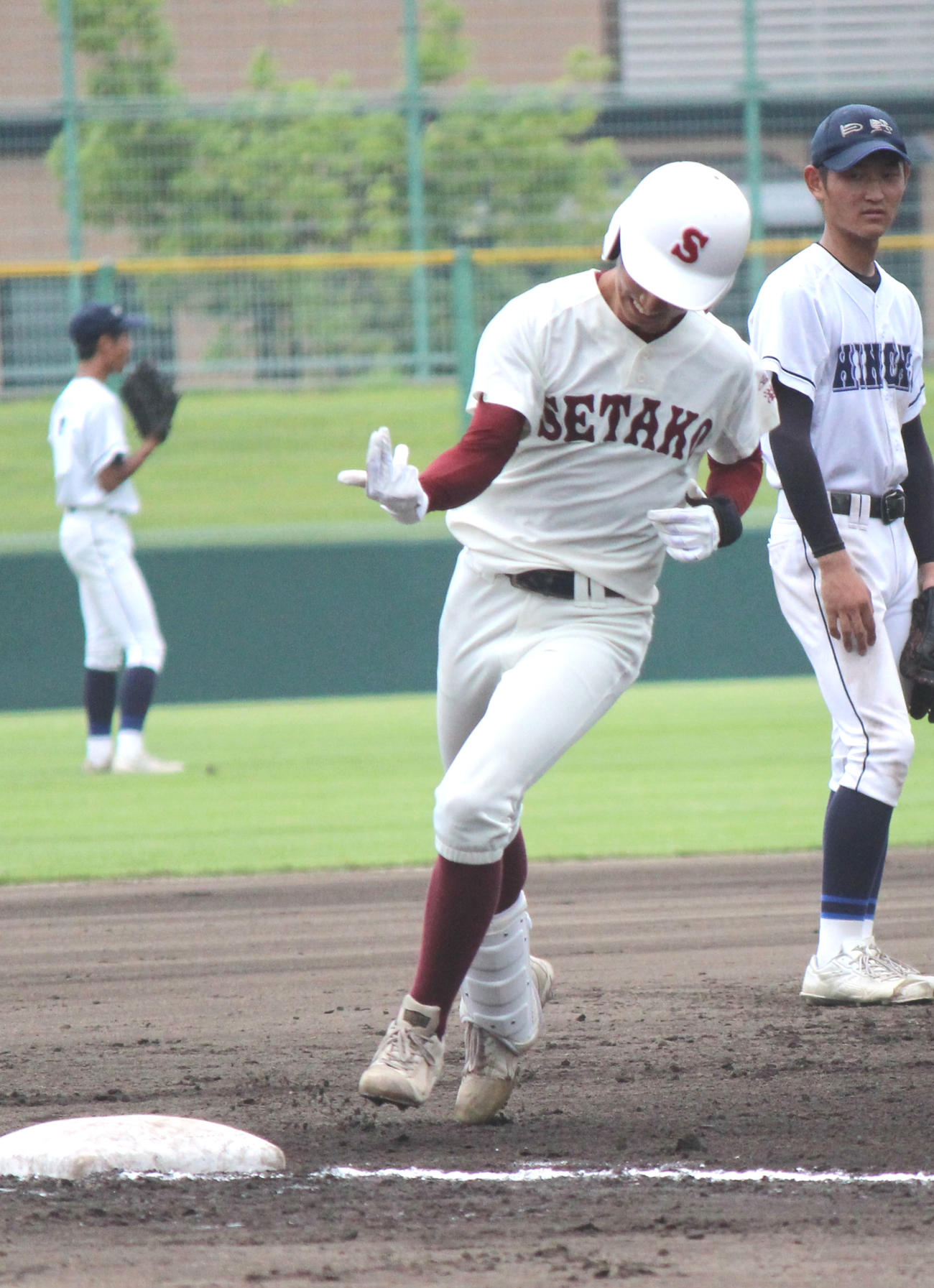 日野戦の４回、瀬田工・平田は先制本塁打を放ちガッツポーズ（撮影・柏原誠）