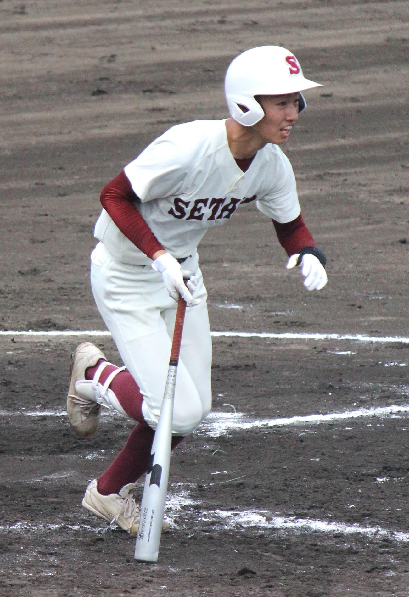 日野戦の5回、瀬田工・平田は二塁打を放つ（撮影・柏原誠）
