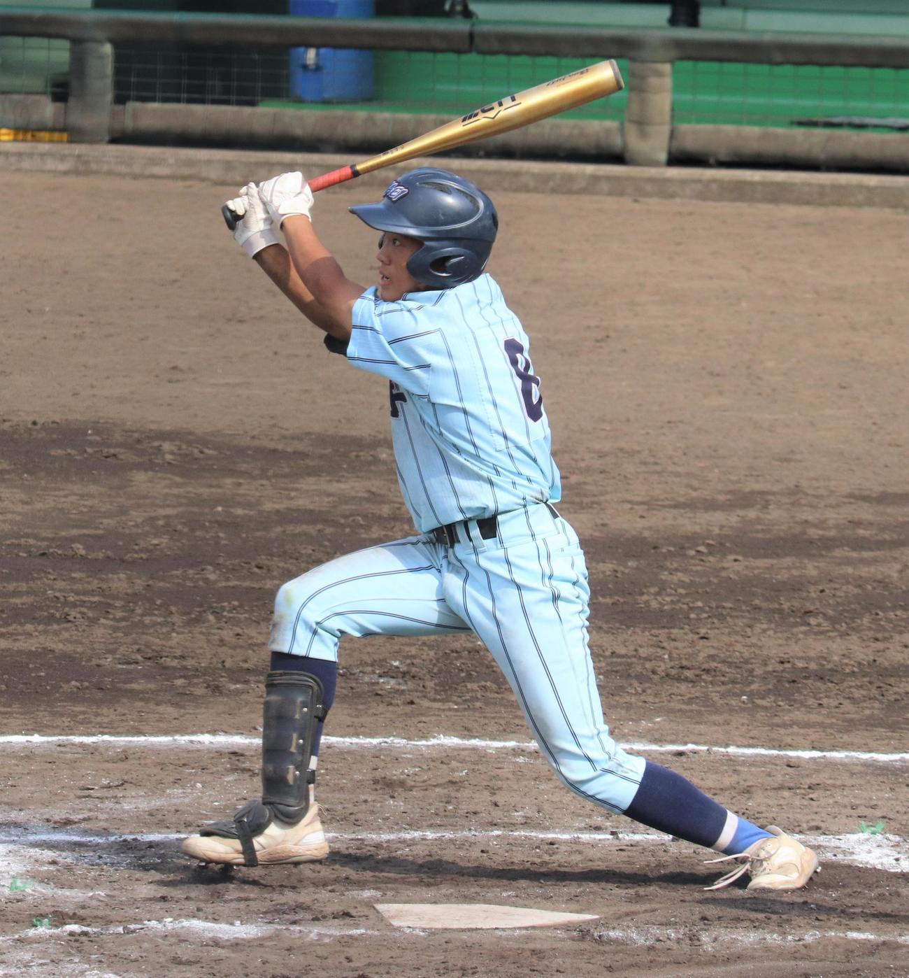 平塚湘風対相模原弥栄　7回裏相模原弥栄1死一、三塁　中越え適時三塁打を放つ角方（撮影・星夏穂）