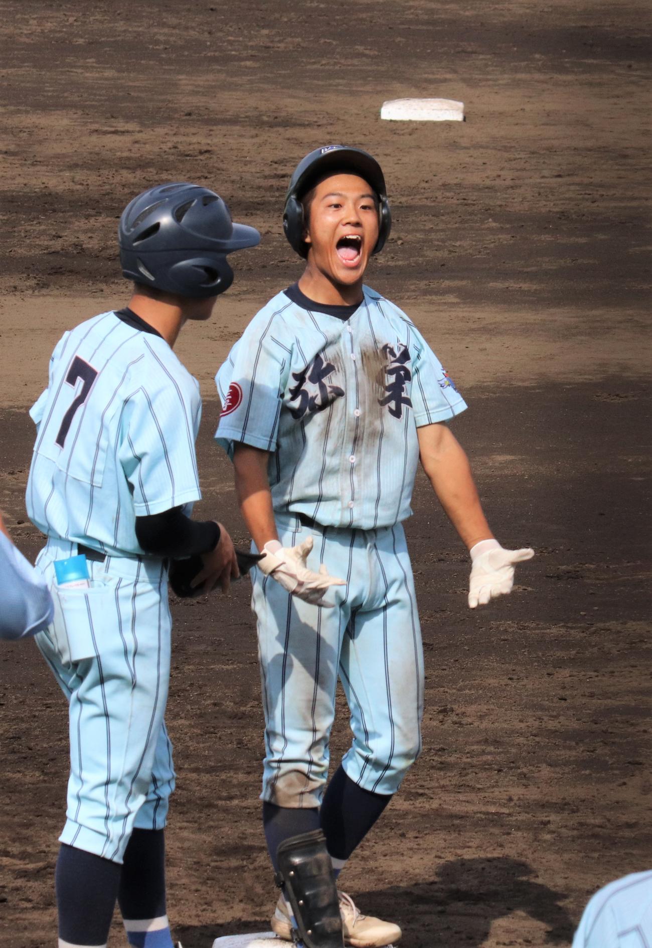 平塚湘風対相模原弥栄　7回裏相模原弥栄1死一、三塁　中越え適時三塁打を放ち雄たけびを上げる角方（撮影・星夏穂）
