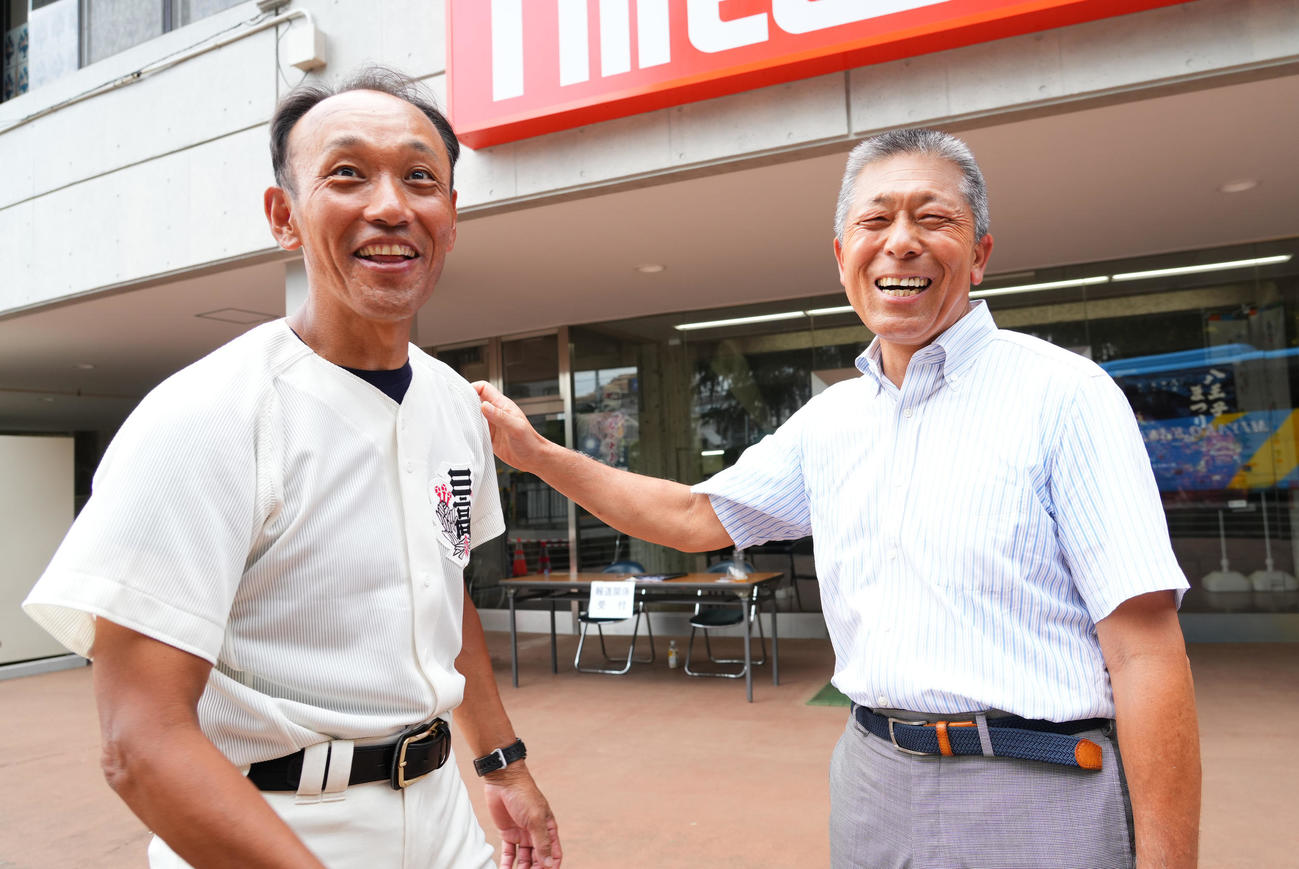 国士舘に勝利し、小倉前監督（右）に祝福される日大三・三木監督（撮影・菅敏）