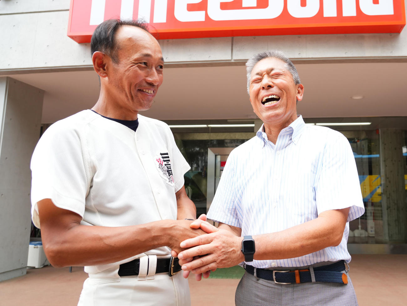 国士舘に勝利し、小倉前監督（右）に祝福される日大三・三木監督（撮影・菅敏）