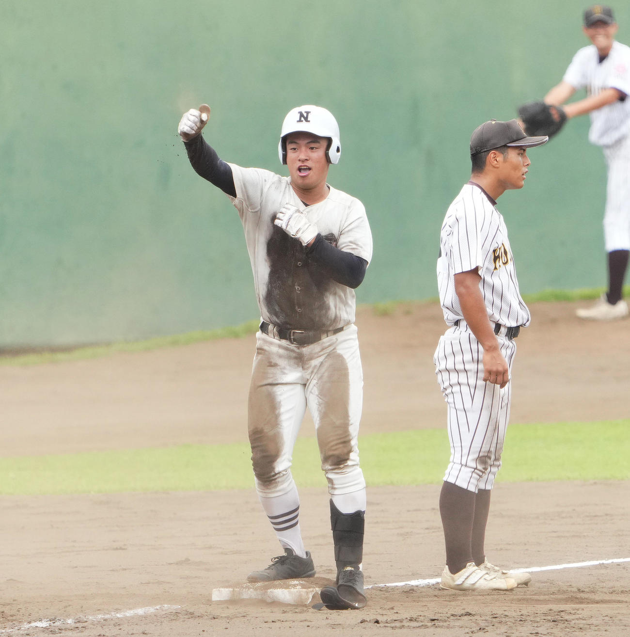 日大三対国士舘　4回表日大三1死二、三塁、左2点適時三塁打を放ち、ガッツポーズを見せる二宮（撮影・菅敏）