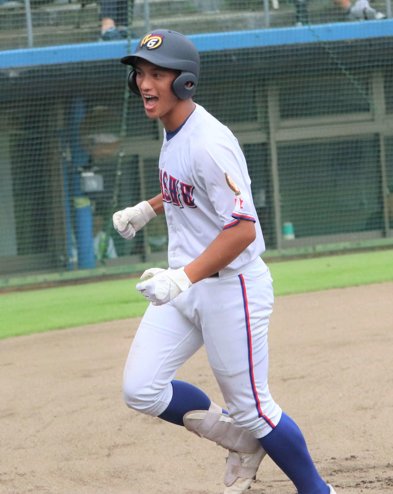 明秀学園日立対水戸商　9回表2死一、三塁、右越えに3ランを放ち笑顔の明秀学園日立・洪（撮影・村山玄）