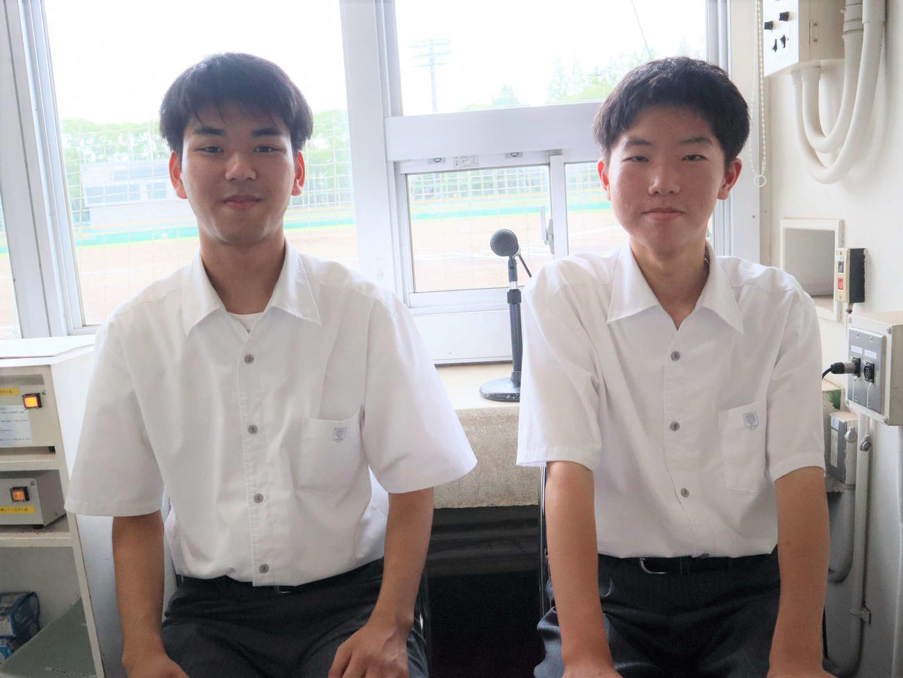 ベイコム野球場で球場アナウンスを担当した武庫荘総合の平野壮馬さん（左）と石原夢輝斗さん（撮影・村松万里子）