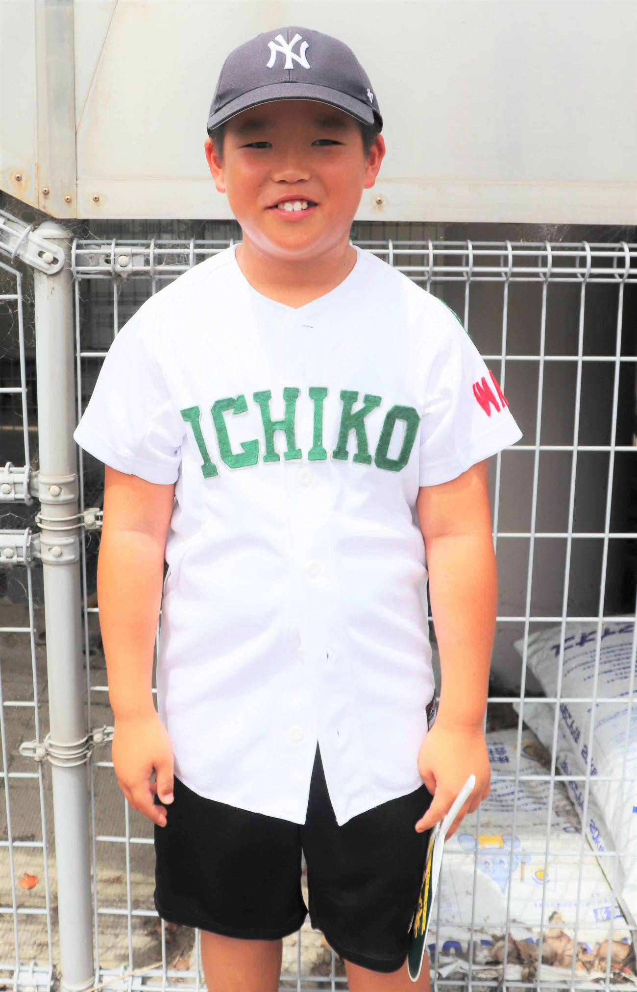 市和歌山・大江陸斗のいとこ、森内隆太くんは大江と同じユニホームが着たいと母に頼んで作ってもらい、応援に脚を運ぶ（撮影・中島麗）