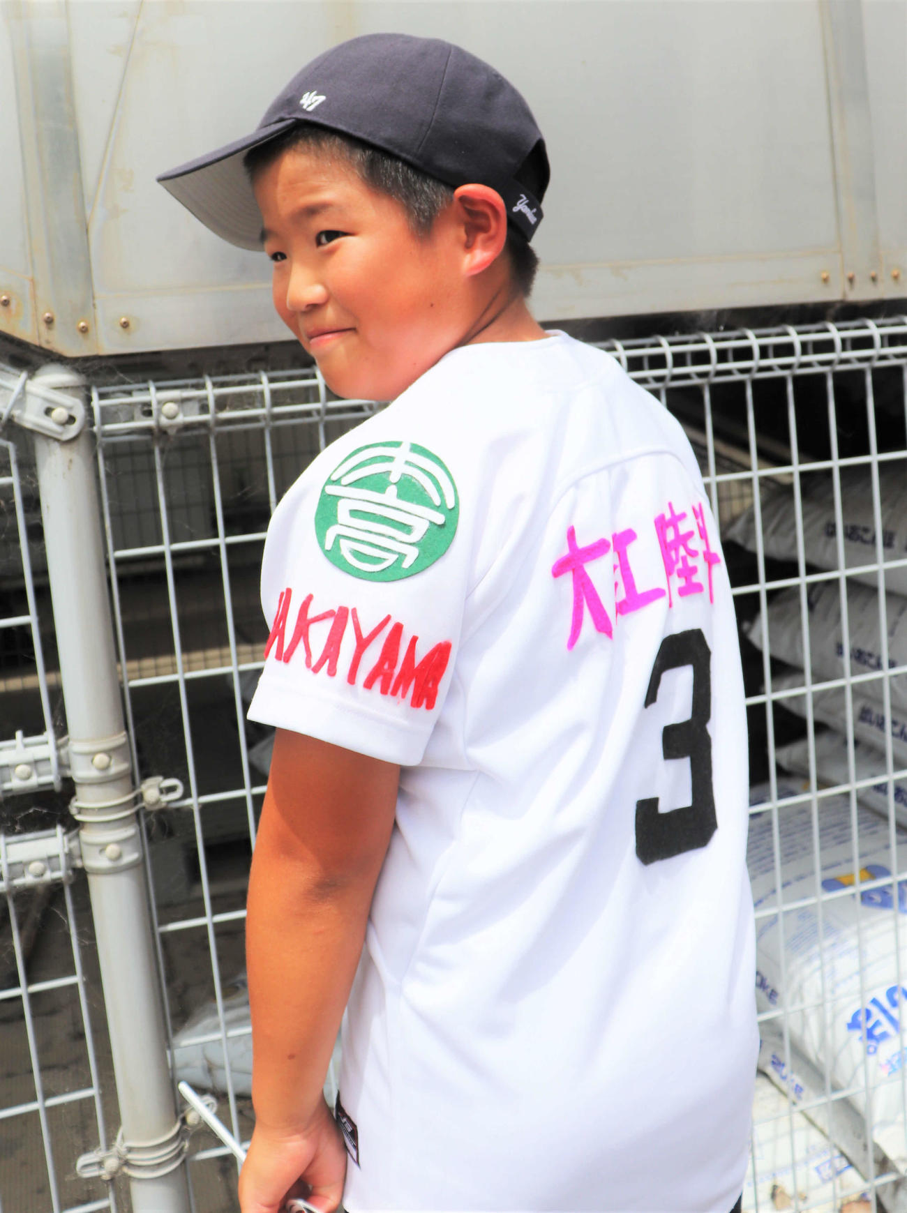 市和歌山・大江のいとこ森内隆太くんは、大江と同じユニホームが着たいと母に頼んで作ってもらい、同校のうちわを手に応援に脚を運ぶ（撮影・中島麗）