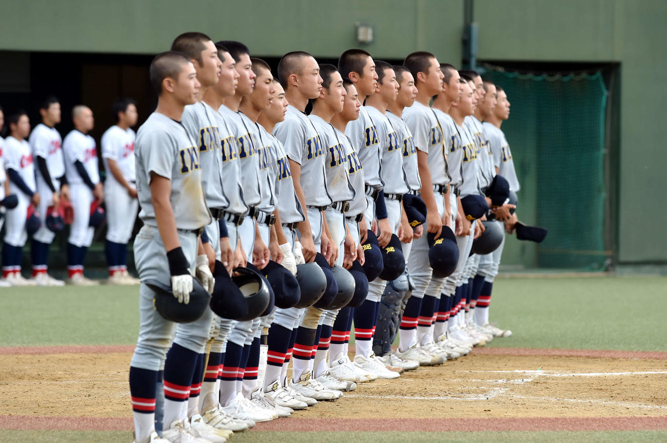 大崎中央対仙台育英　大崎中央に勝利し、校歌を歌う仙台育英・山田（手前左）らナイン（撮影・相沢孔志）