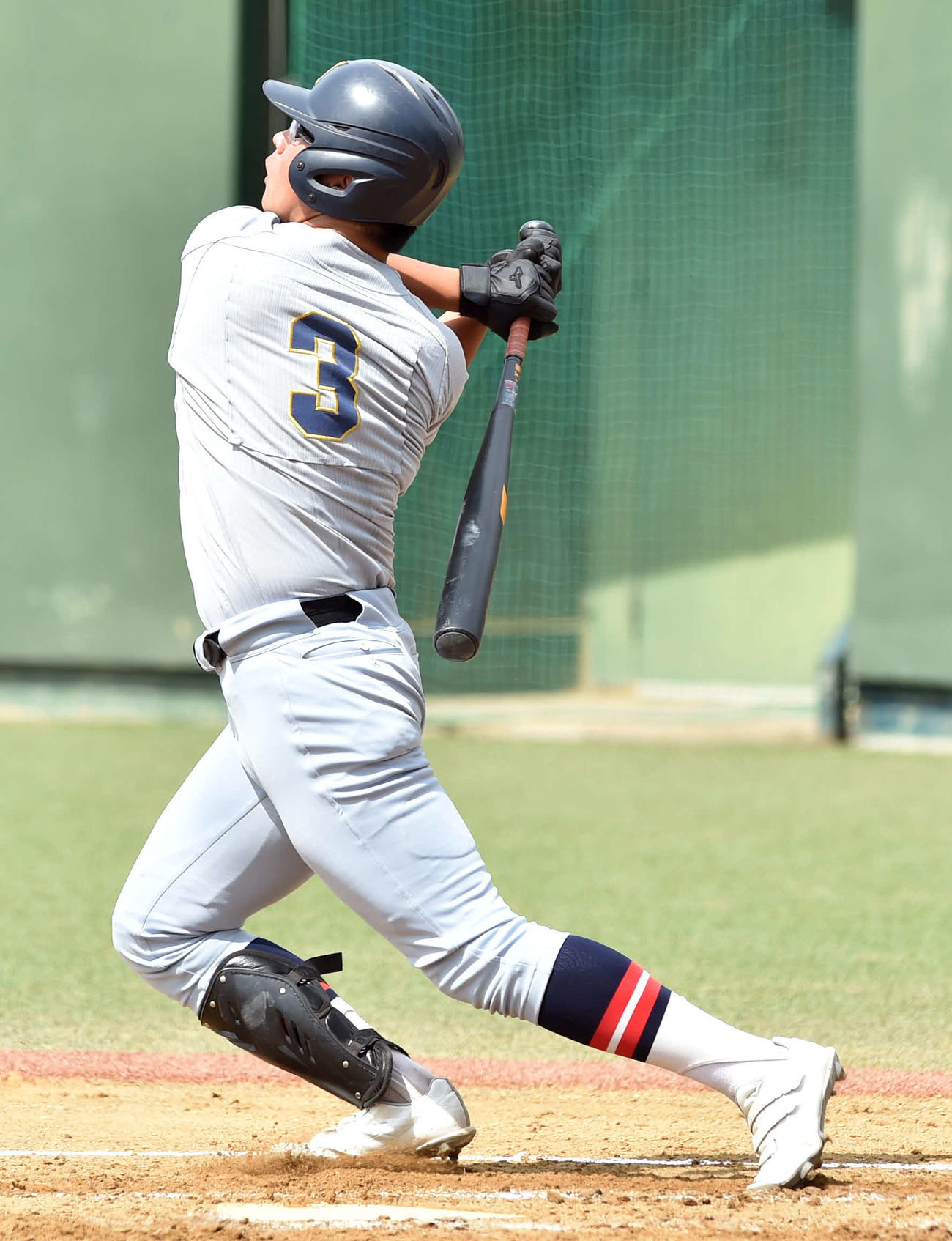 大崎中央対仙台育英　2回裏仙台育英無死、先制の右越え本塁打を放つ斎藤敏（撮影・相沢孔志）