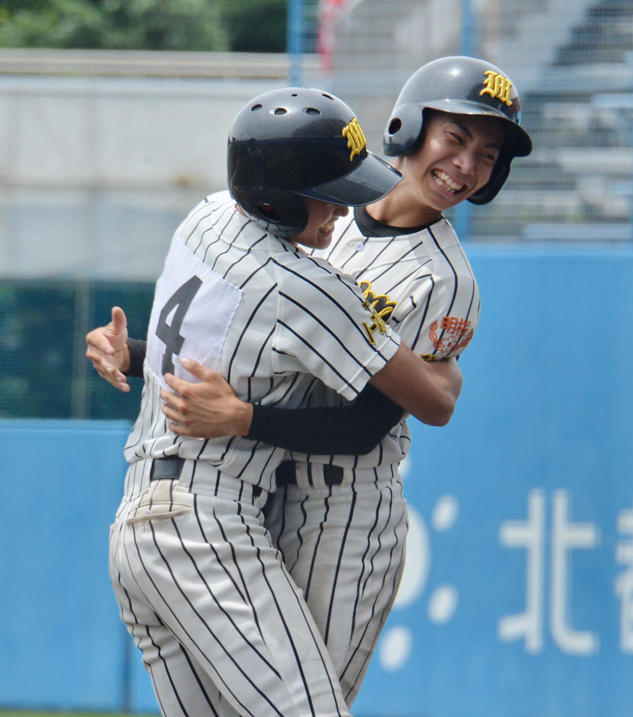 本荘対ノースアジア大明桜　7回1死一、二塁、右越え3点本塁打を放ち、ダイヤモンドを1周したノースアジア大明桜・土田（左）はチームメートと抱き合って大喜び（撮影・濱本神威）