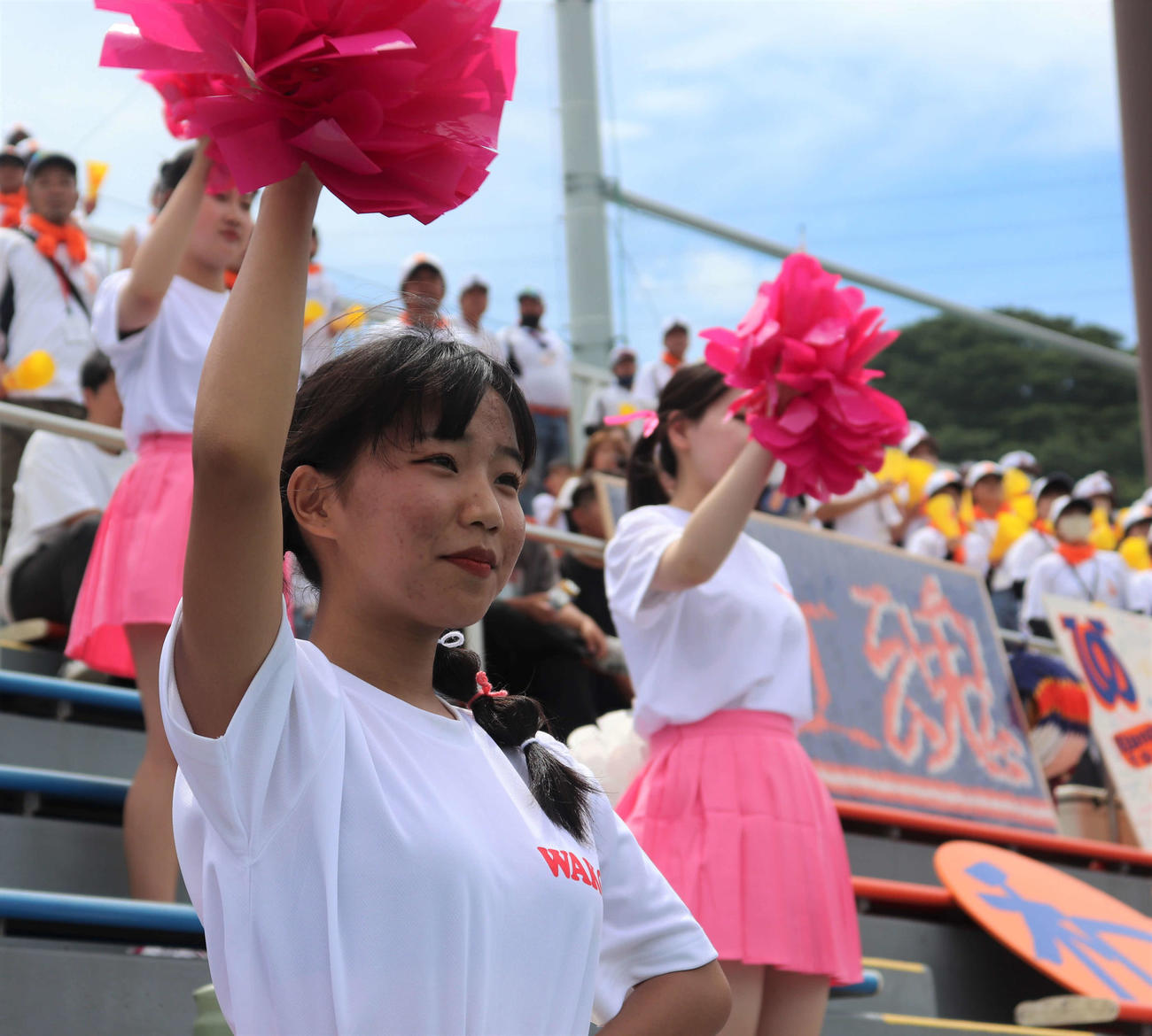 和歌山大会　和歌山工対那賀　和歌山工のスタンド。ダンス同好会の生徒が初めて野球応援に参加した（撮影・中島麗）