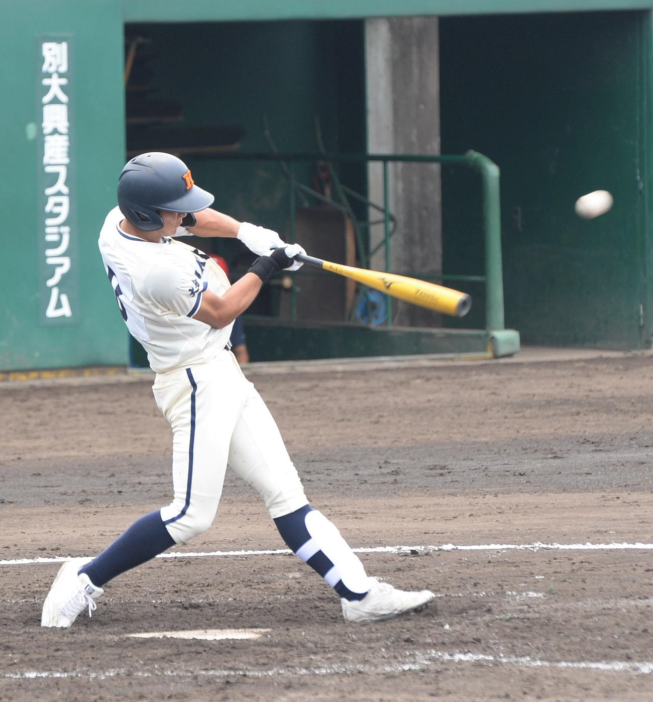 大分鶴崎対佐伯鶴城　3回裏佐伯鶴城1死、左翼へ二塁打を放つ古川（撮影・佐藤究）
