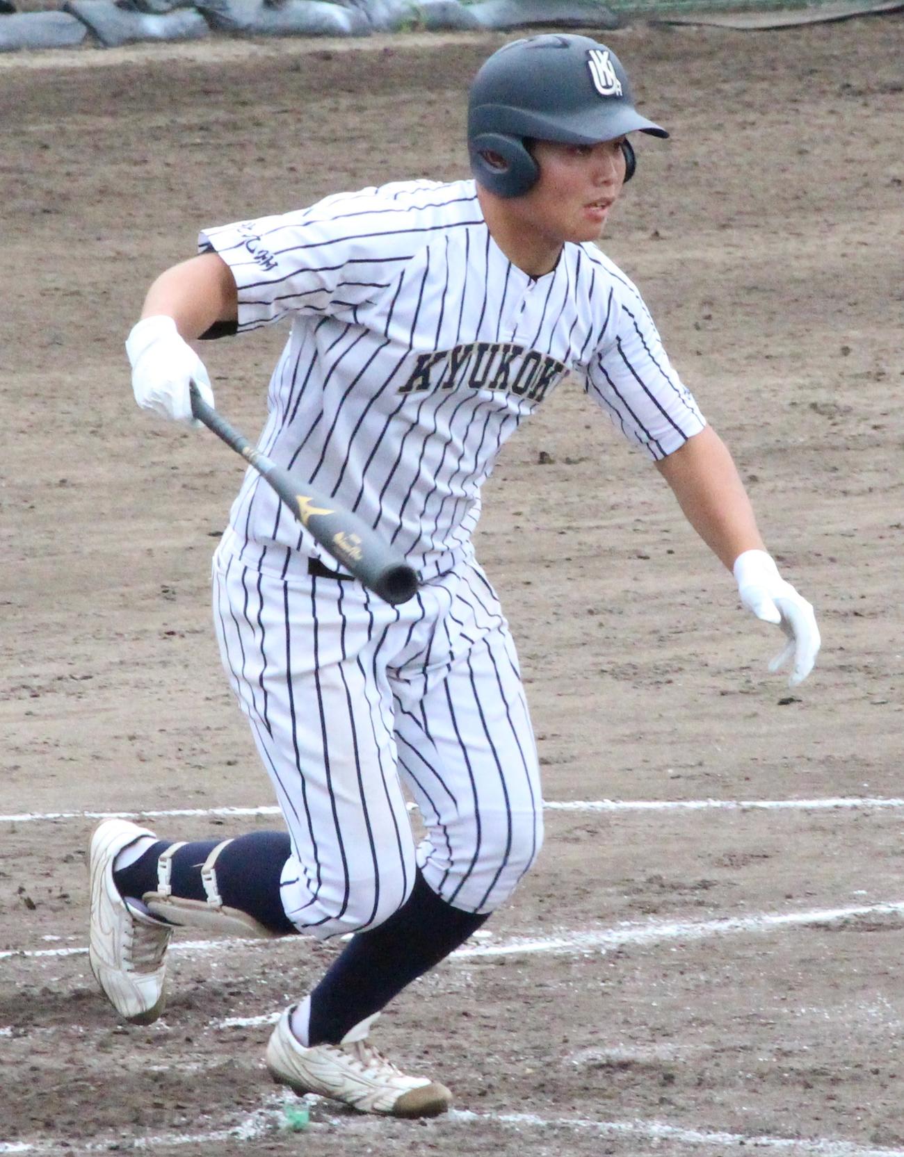 門司大翔館対九州国際大付　3回裏九州国際大付1死二塁、右翼線適時二塁打を放つ佐倉（撮影・菊川光一）