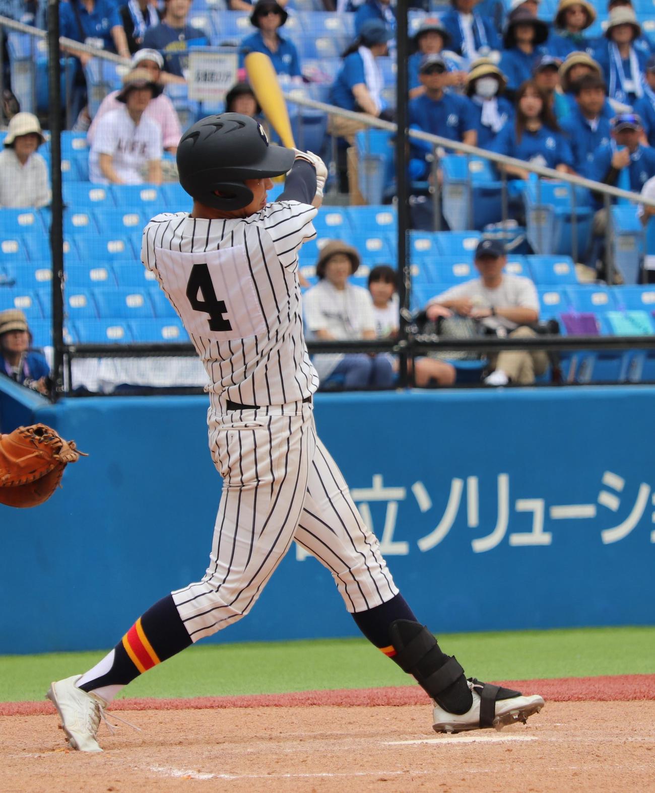 帝京対郁文館　7回表帝京無死一塁、左越えに決勝2ランを放つ杉山（撮影・古川真弥）