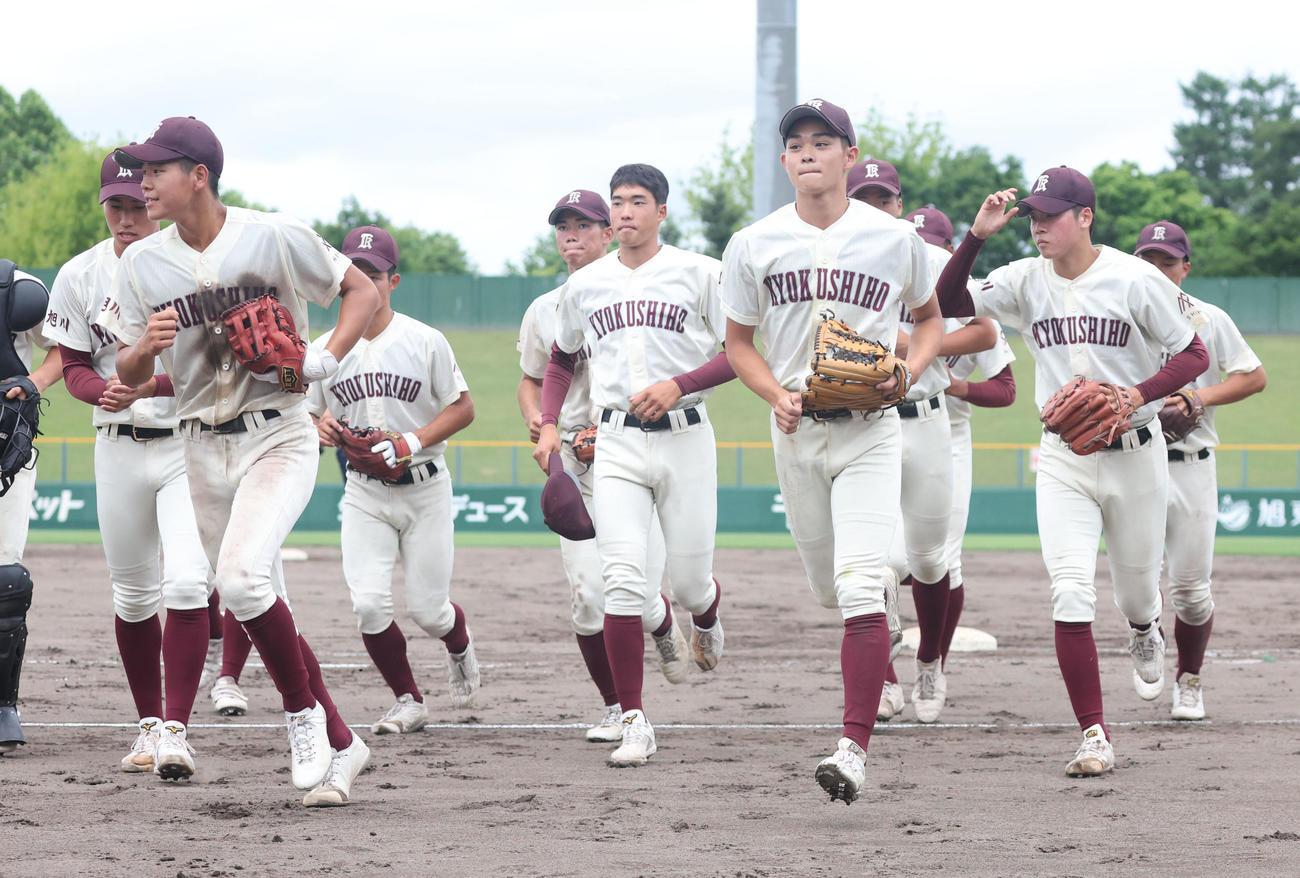 岩見沢東対旭川志峯　7回コールドで岩見沢東に勝利し引き揚げる旭川志峯ナイン（撮影・佐藤翔太）