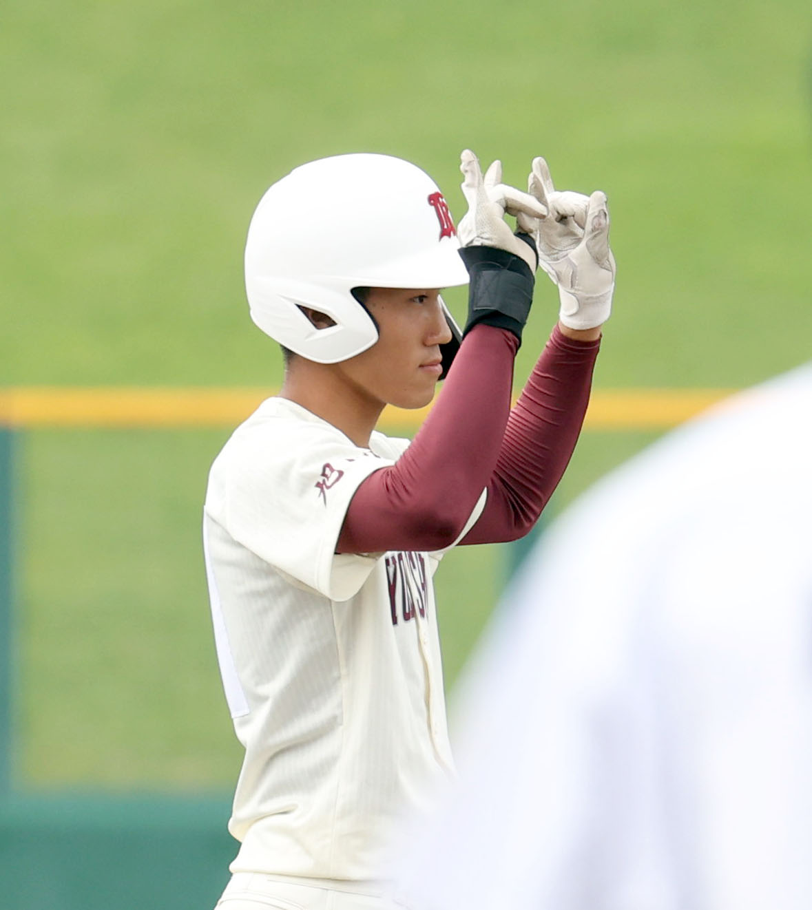 岩見沢東対旭川志峯　2回裏旭川志峯2死三塁、適時二塁打を放ちポーズをとる伊知地（撮影・佐藤翔太）