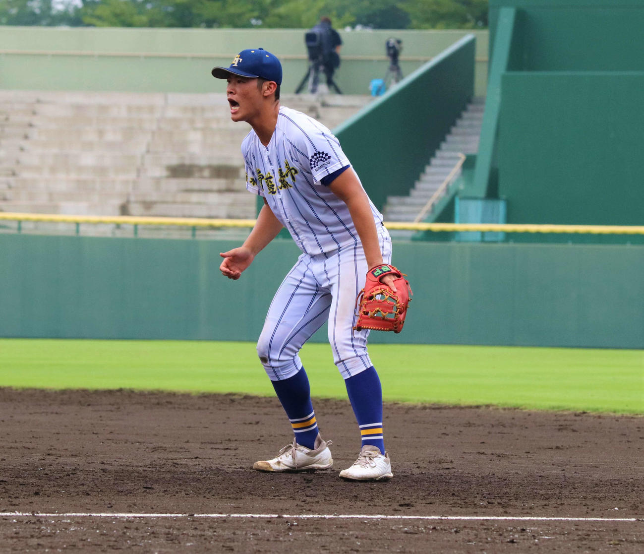佐野対青藍泰斗　降板後は一塁の守備についた青藍泰斗・長嶋樹哉投手（撮影・黒須亮）
