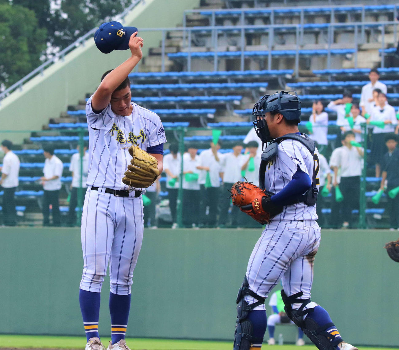 佐野対青藍泰斗　4回表佐野1死一、二塁、制球が定まらず降板となる青藍泰斗・長嶋樹哉投手（左）（撮影・黒須亮）