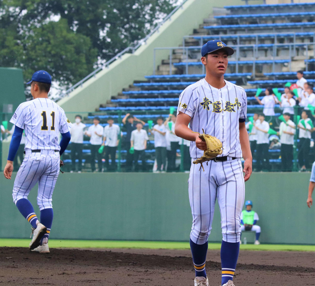 佐野対青藍泰斗　4回表佐野1死一、二塁、制球が定まらず降板となる青藍泰斗先発の長嶋樹哉投手（右）（撮影・黒須亮）