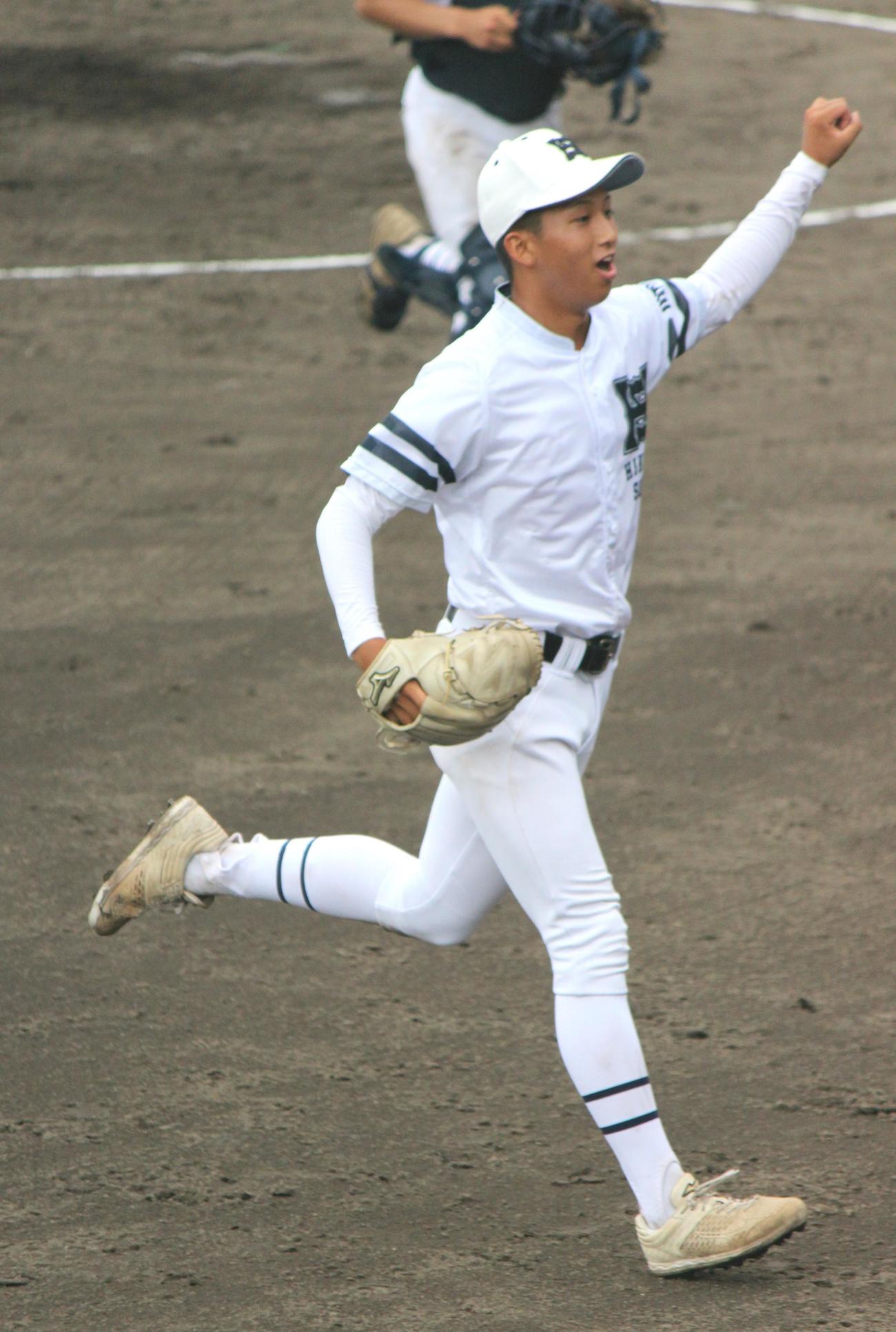 東大津対彦根総合　ガッツポーズでベンチに戻る彦根総合・野下（撮影・柏原誠）
