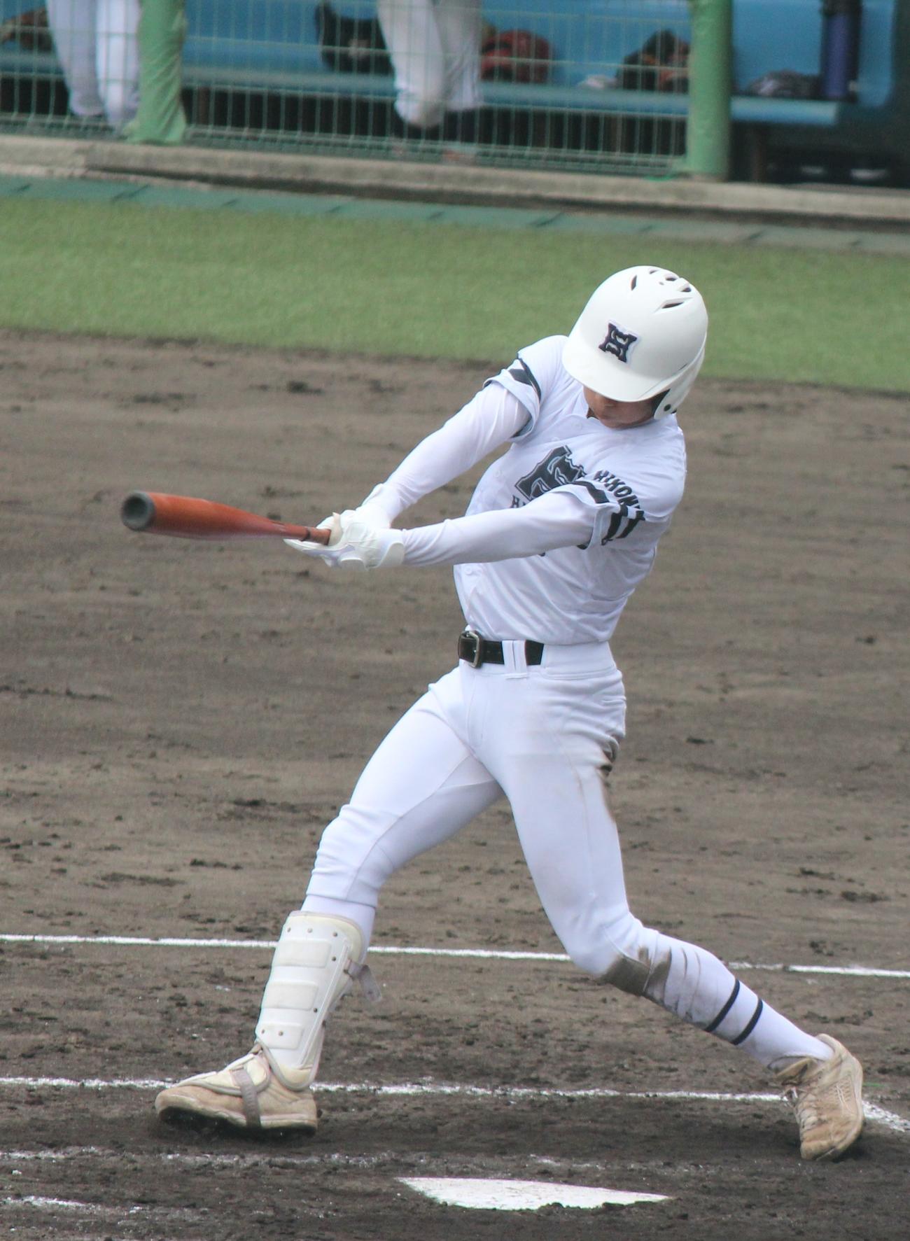 東大津対彦根総合　4回、中前適時打を放つ彦根総合・野下（撮影・柏原誠）