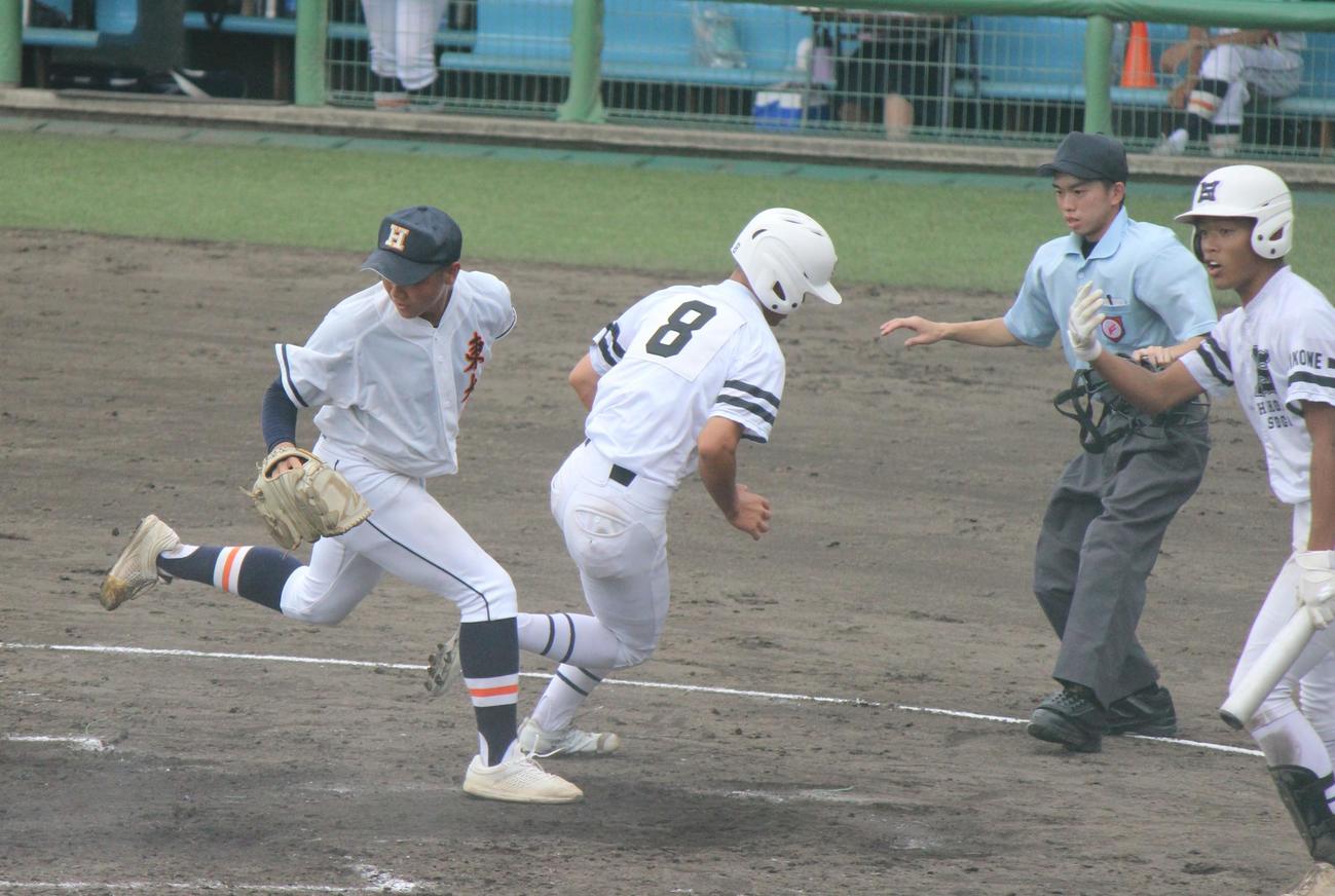 東大津対彦根総合　4回、暴投で二塁から一気に生還する彦根総合・秋山（撮影・柏原誠）