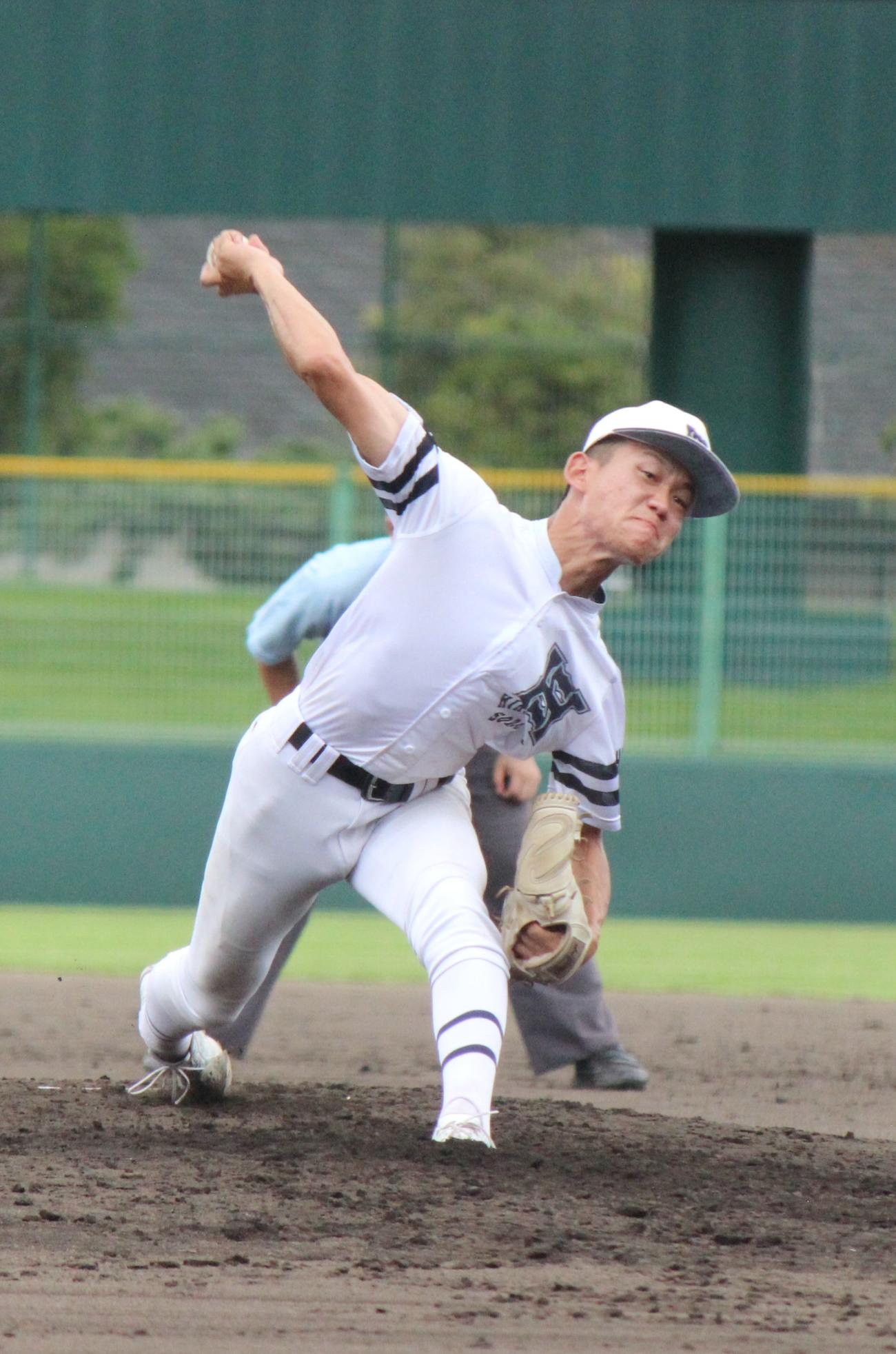 東大津対彦根総合　救援登板の彦根総合・勝田（撮影・柏原誠）