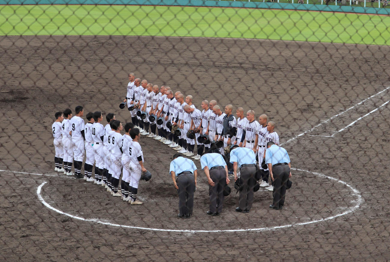 京都大会　京都翔英対須知　両チームが整列する（撮影・中島麗）