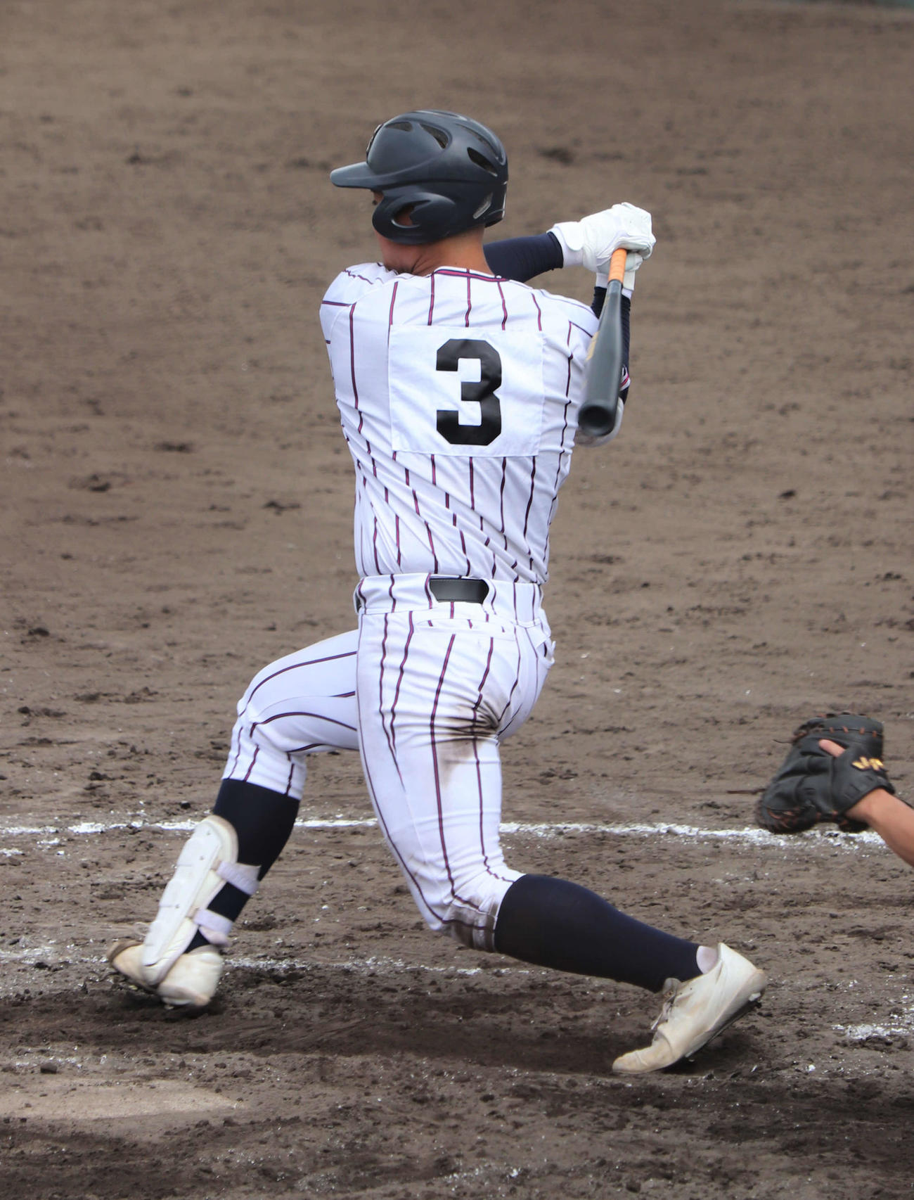 京都大会　京都翔英対須知　打席でフルスイングする京都翔英の小笠原蒼内野手（撮影・中島麗）