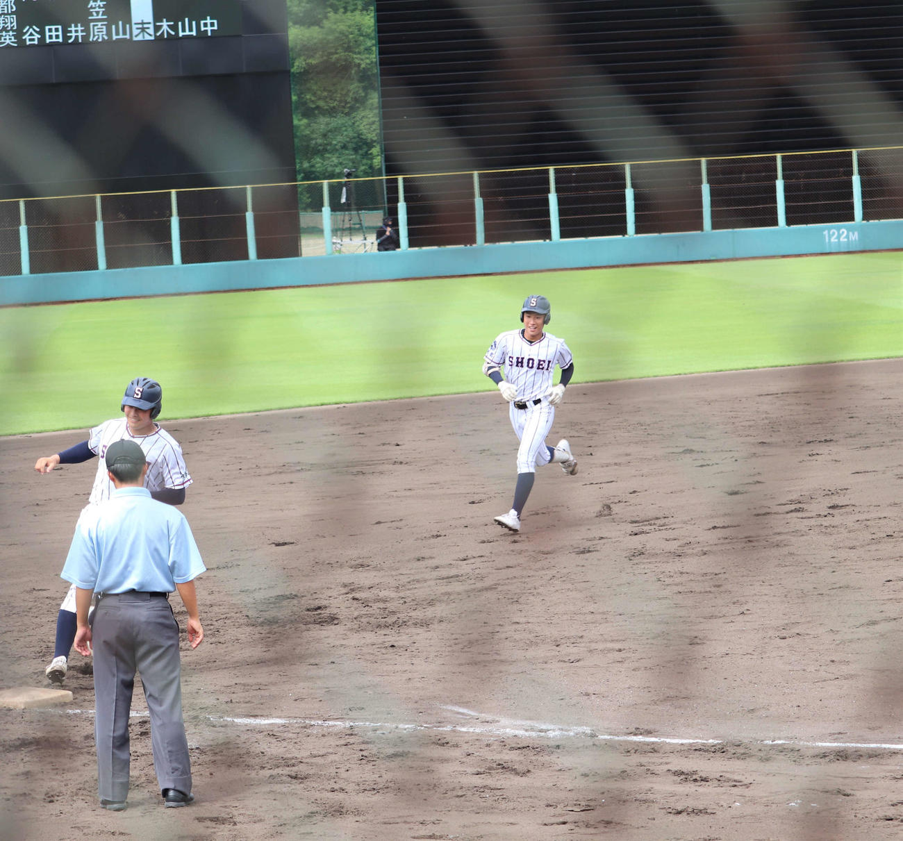 京都大会　京都翔英対須知　2回に松山紘生外野手（3年）の本塁打でホームに帰る京都翔英の小笠原蒼内野手（撮影・中島麗）