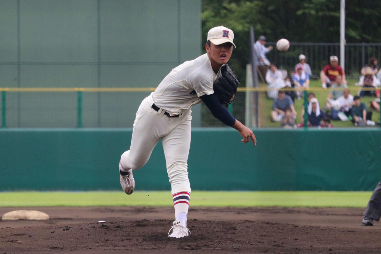 銚子商ー習志野　5回を投げ3安打完封の習志野の先発・小城（撮影・保坂淑子）